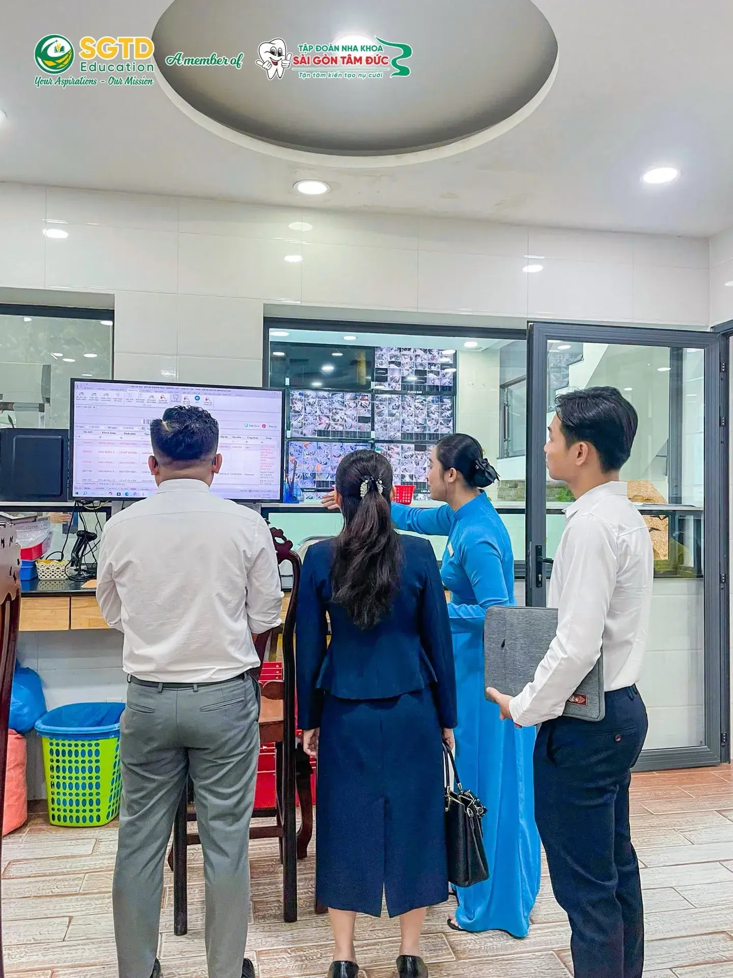 Đoàn tìm hiểu phần mềm quản lý vận hành và hệ thống giám sát các chi nhánh