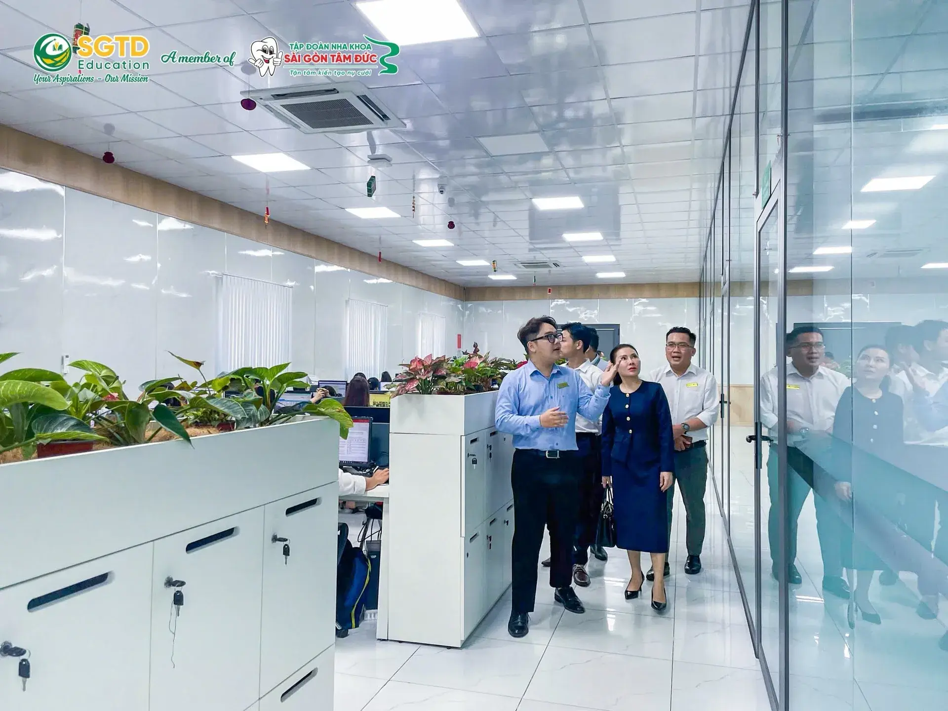 Đoàn đi qua khu văn phòng làm việc trong hành trình tham quan hệ thống