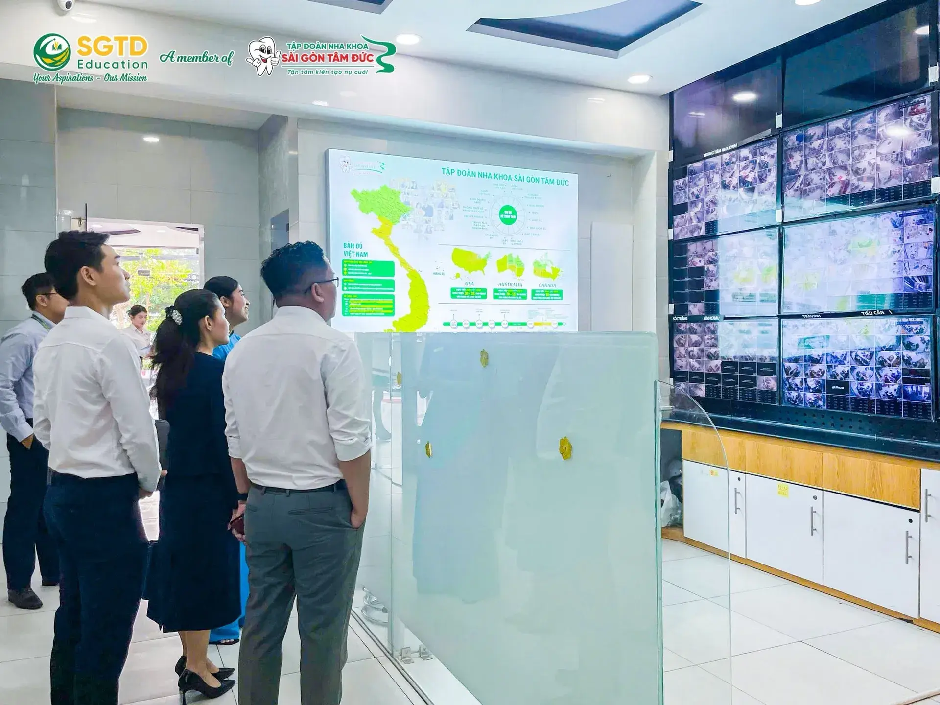 Bản đồ mạng lưới chi nhánh trong nước và quốc tế được giới thiệu cùng hệ thống màn hình điều hành