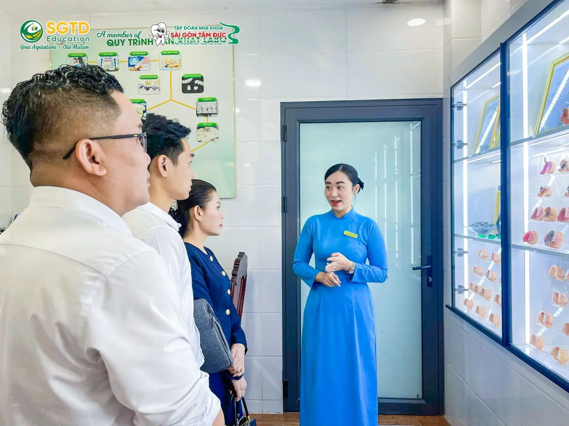 Khu trưng bày mẫu phục hình và sơ đồ quy trình sản xuất tại labo