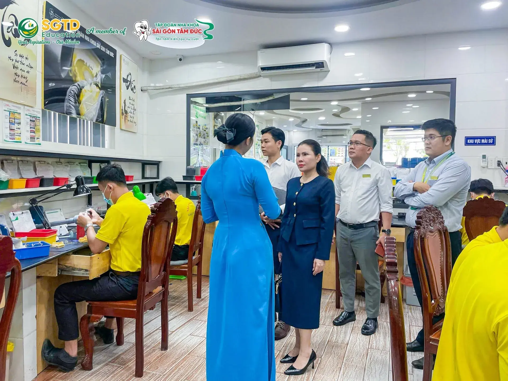 Kỹ thuật viên làm việc tại khu vực mài sứ của labo