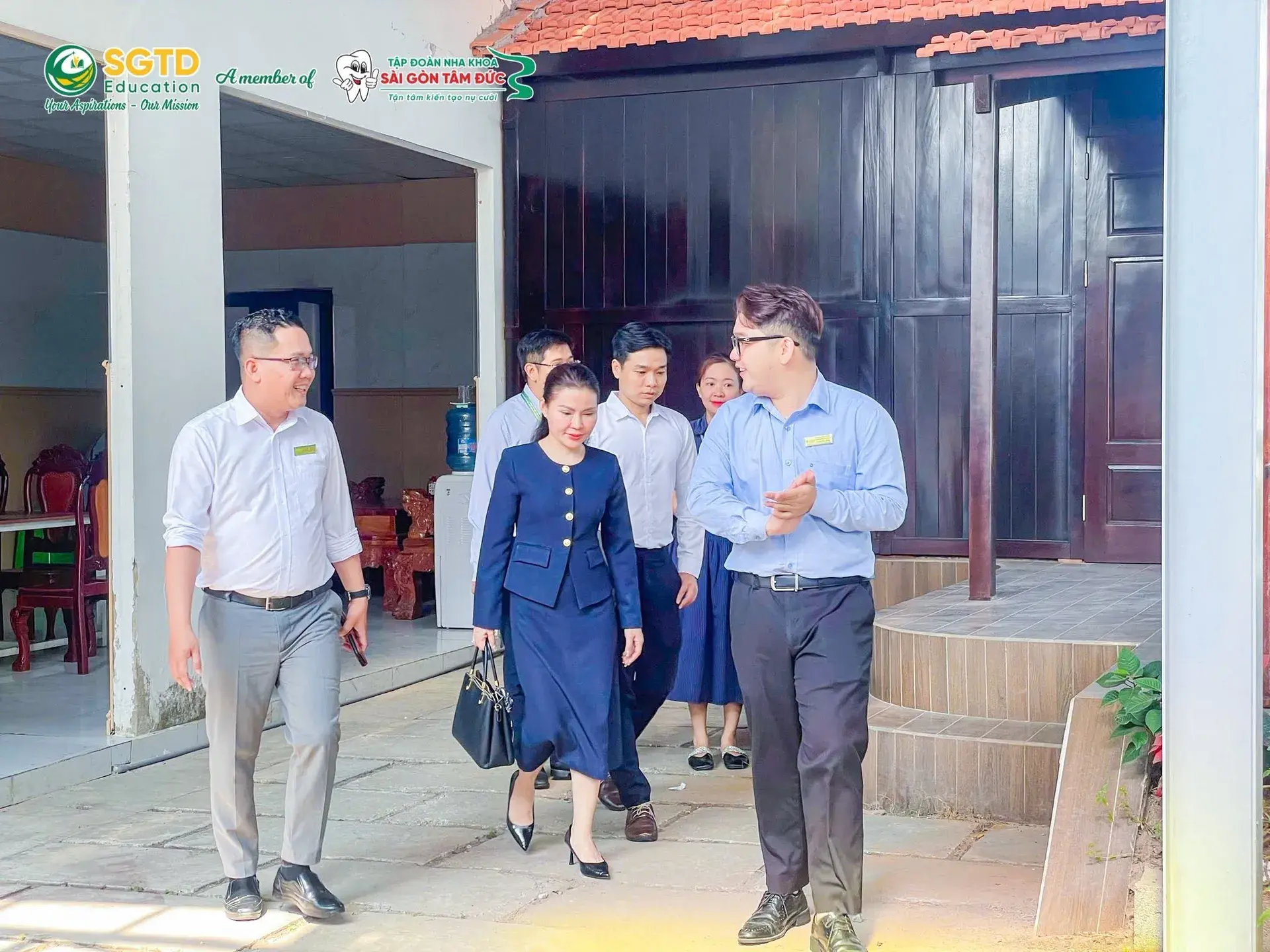 Đoàn di chuyển giữa các khu vực trong khuôn viên, tiếp tục chương trình làm việc