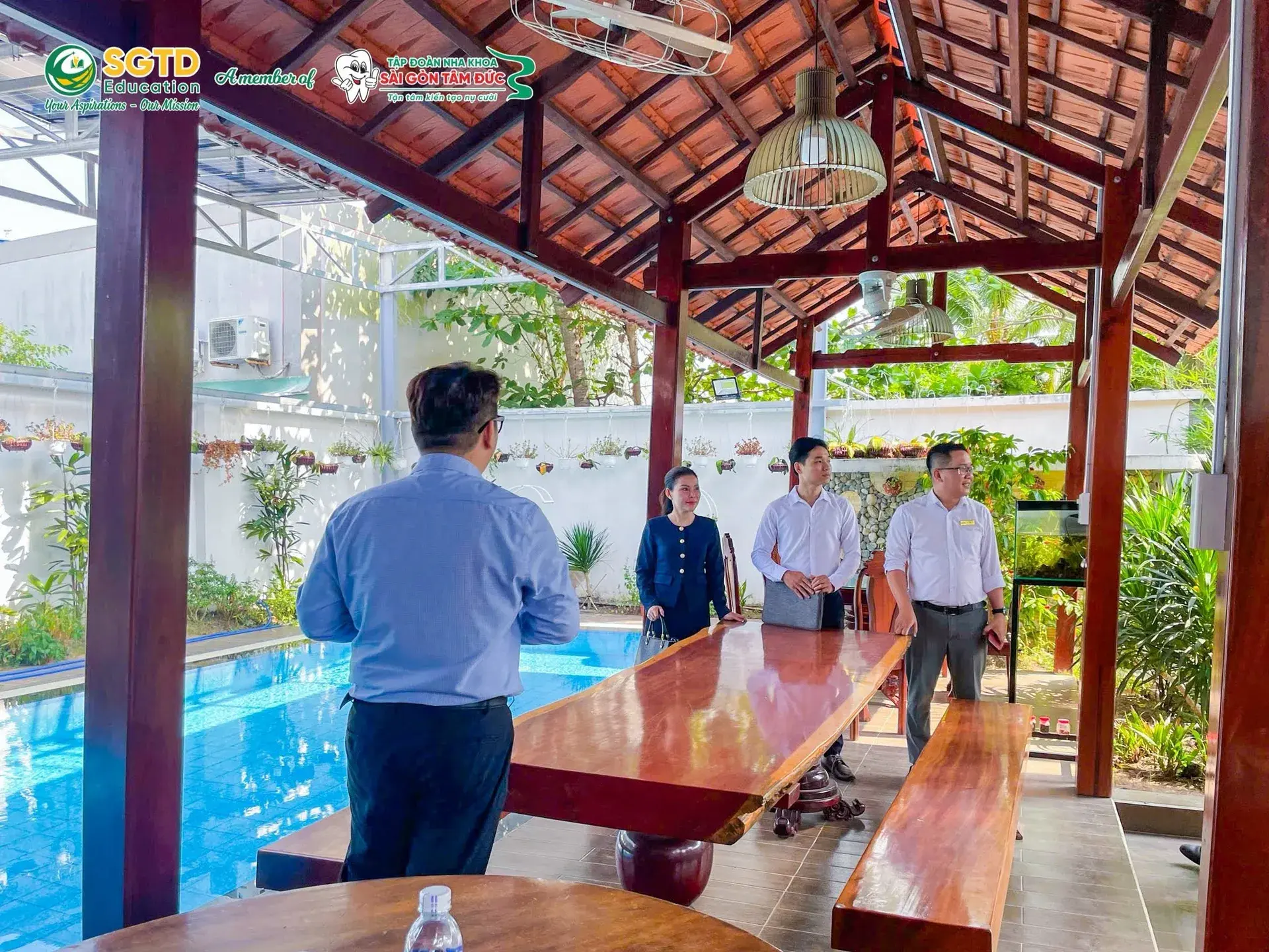 Khoảnh khắc trao đổi cởi mở giữa hai bên tại khu vực sân vườn khép lại hai ngày làm việc