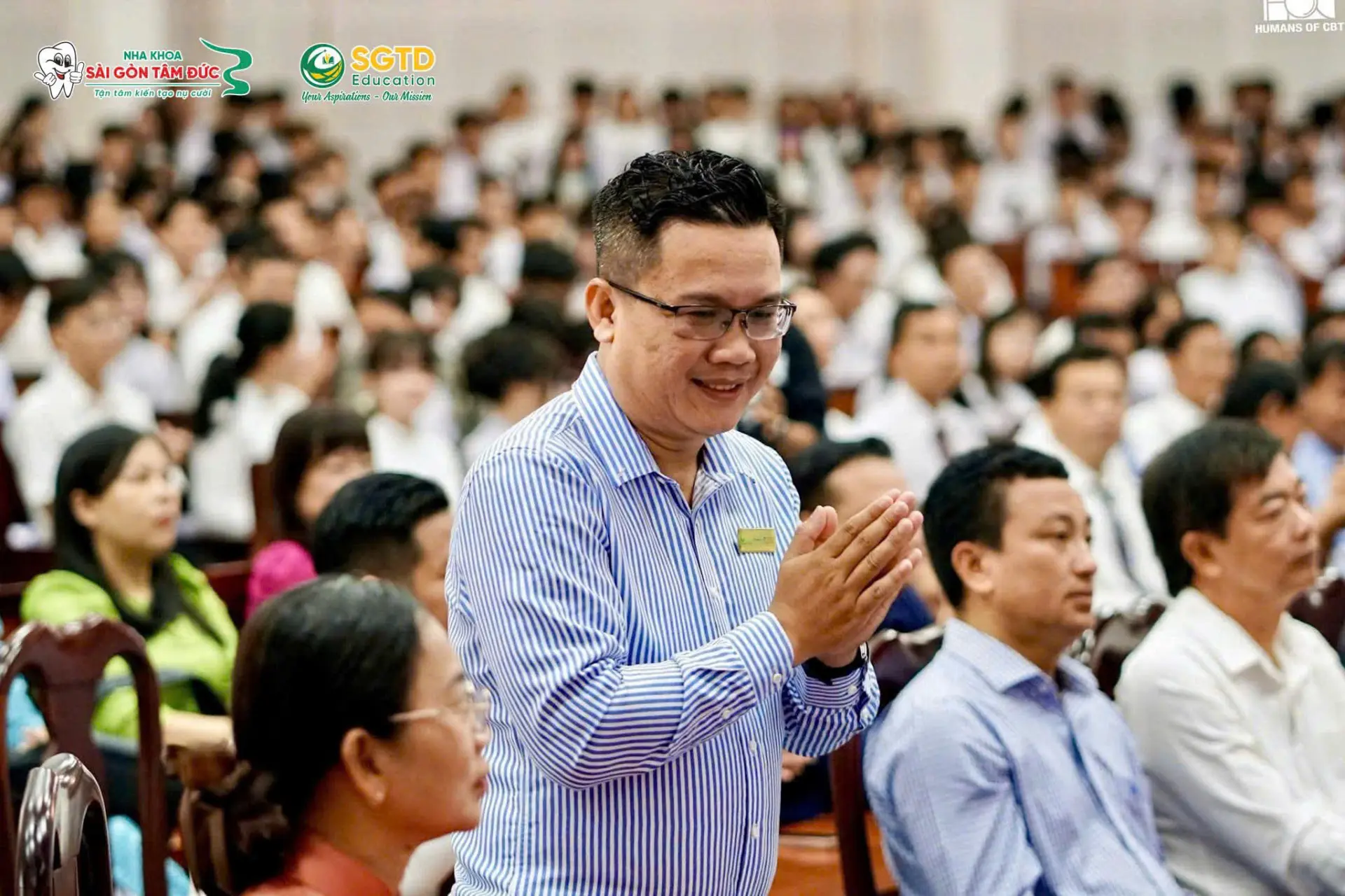 Đại biểu tham dự lễ khai giảng tại Trường THPT Chuyên Bến Tre