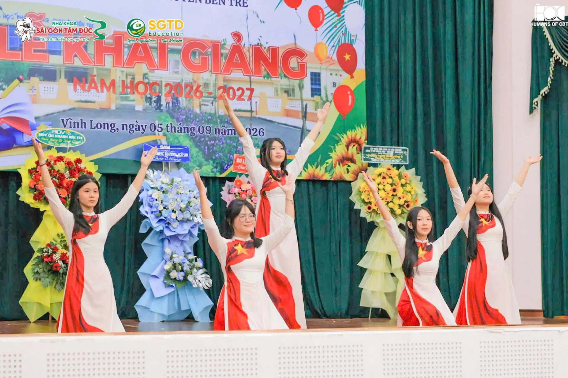 Tiết mục múa chào mừng năm học mới tại Trường THPT Chuyên Bến Tre