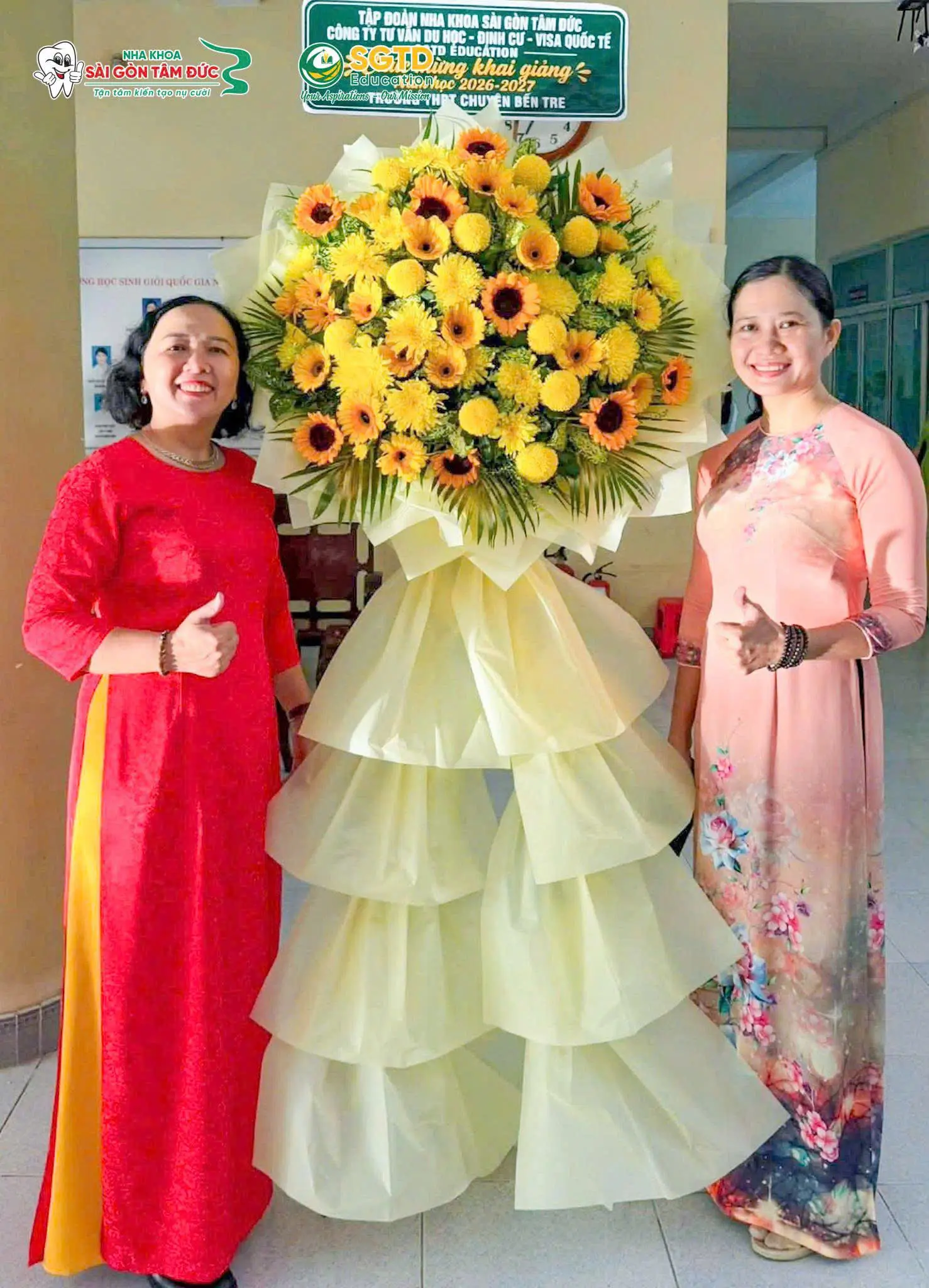 Chụp ảnh lưu niệm bên lẵng hoa chúc mừng năm học mới tại Trường THPT Chuyên Bến Tre