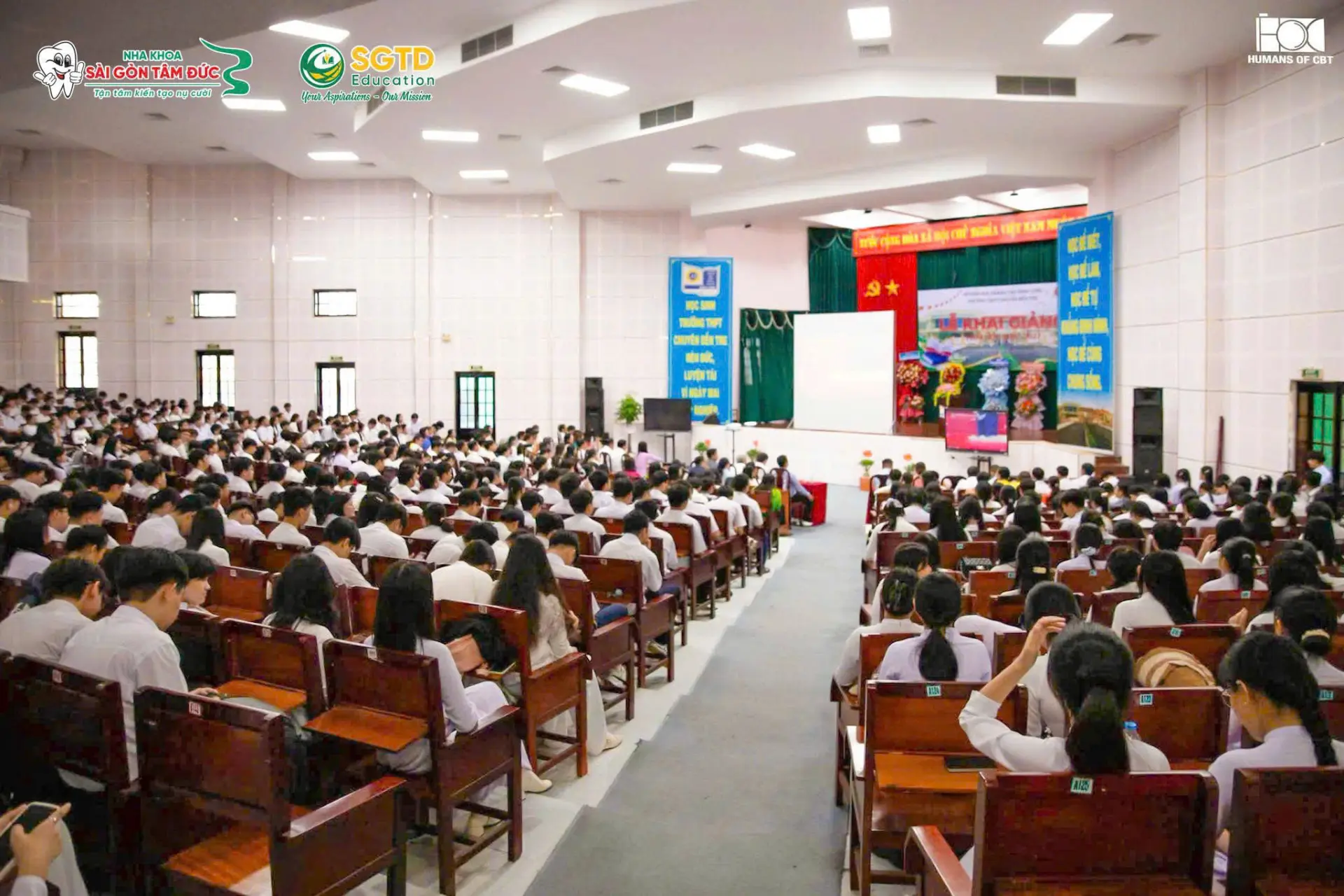 Toàn cảnh hội trường trong lễ khai giảng tại Trường THPT Chuyên Bến Tre