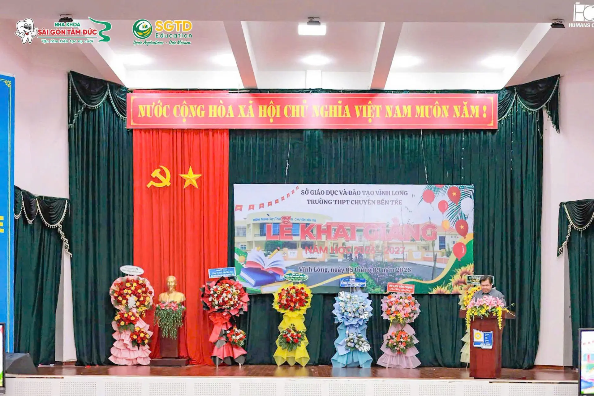 Sân khấu và những lẵng hoa chúc mừng tại Trường THPT Chuyên Bến Tre