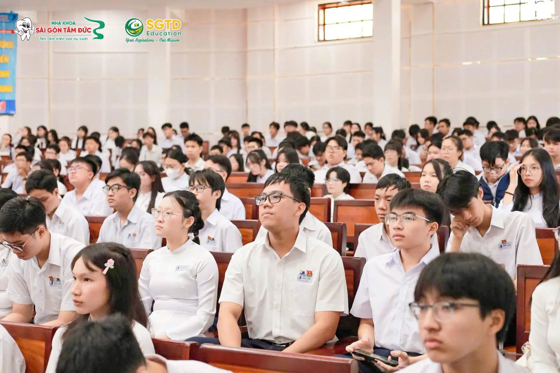 Học sinh Trường THPT Chuyên Bến Tre tham dự lễ khai giảng