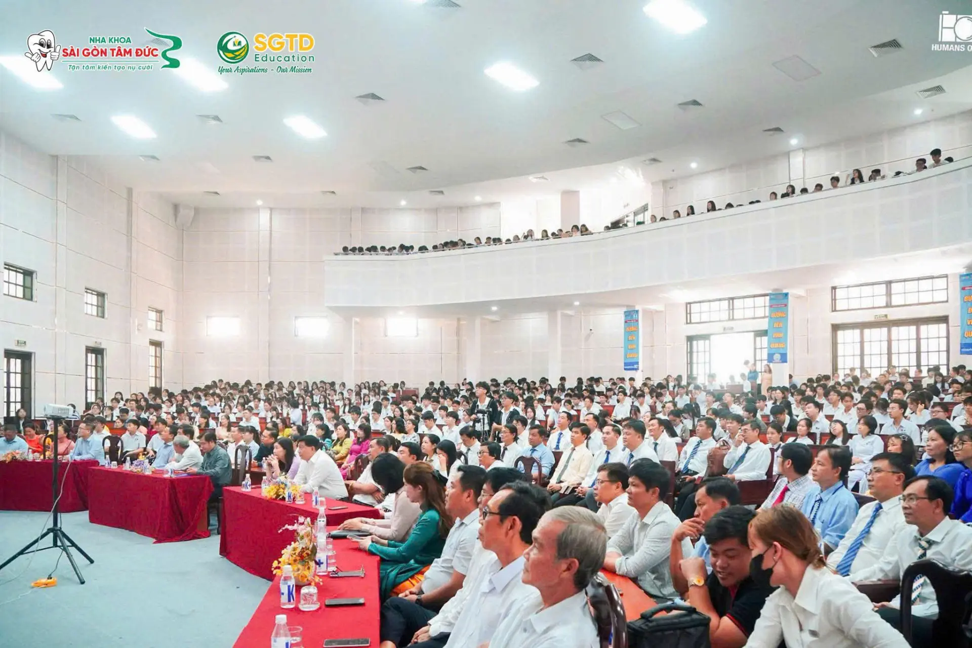 Đại biểu và học sinh trong hội trường Trường THPT Chuyên Bến Tre