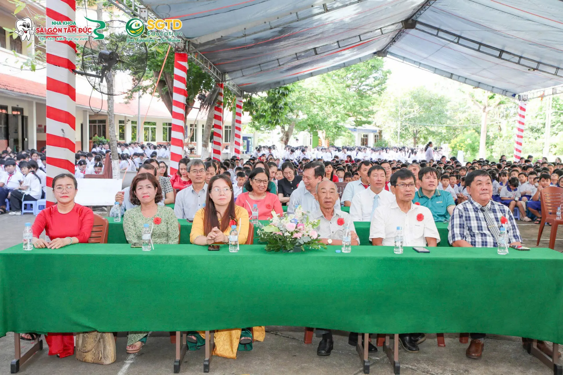 Đại biểu tham dự lễ khai giảng tại Trường TH - THCS - THPT Hàm Luông
