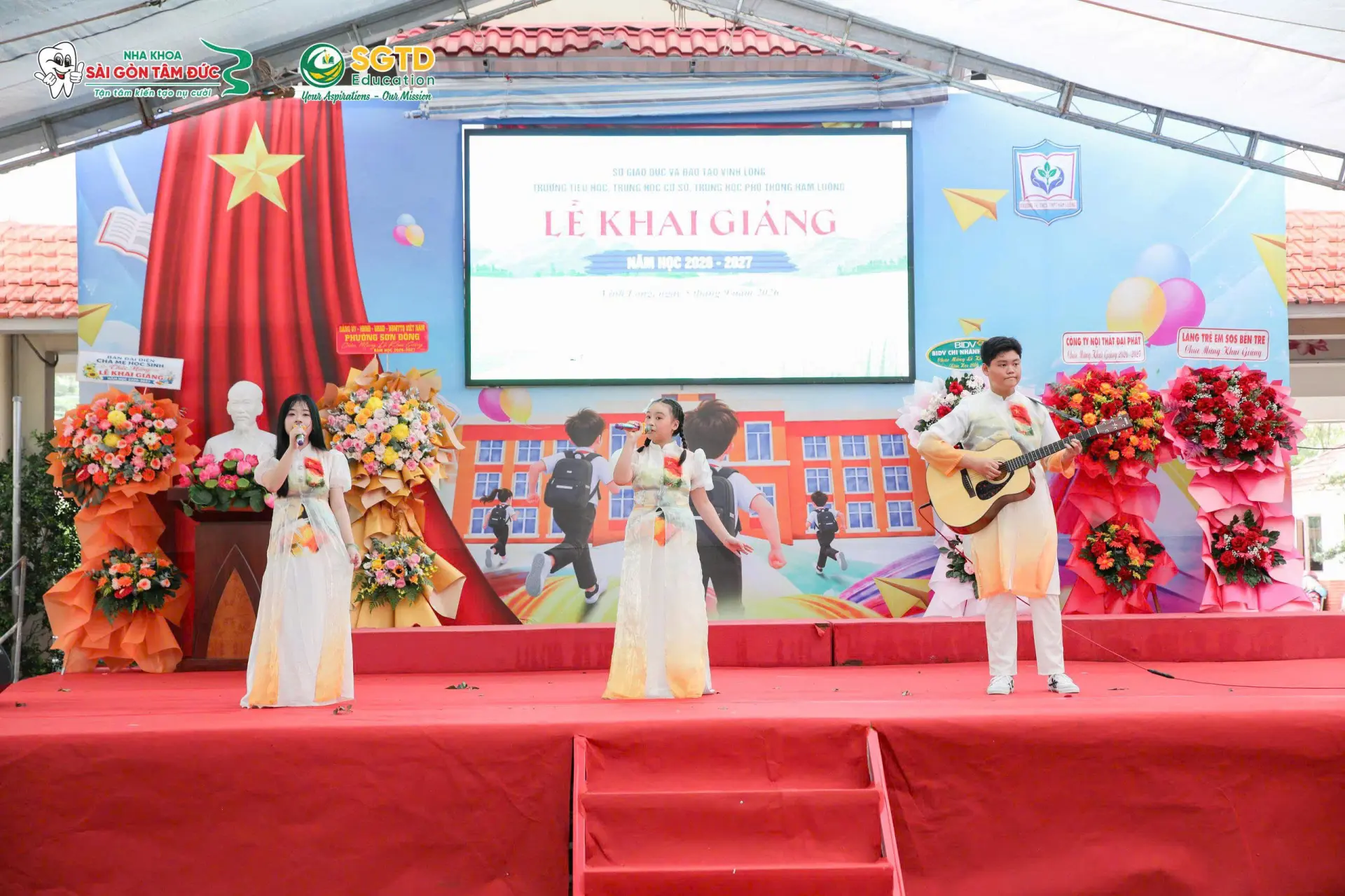 Học sinh biểu diễn văn nghệ tại lễ khai giảng Trường TH - THCS - THPT Hàm Luông