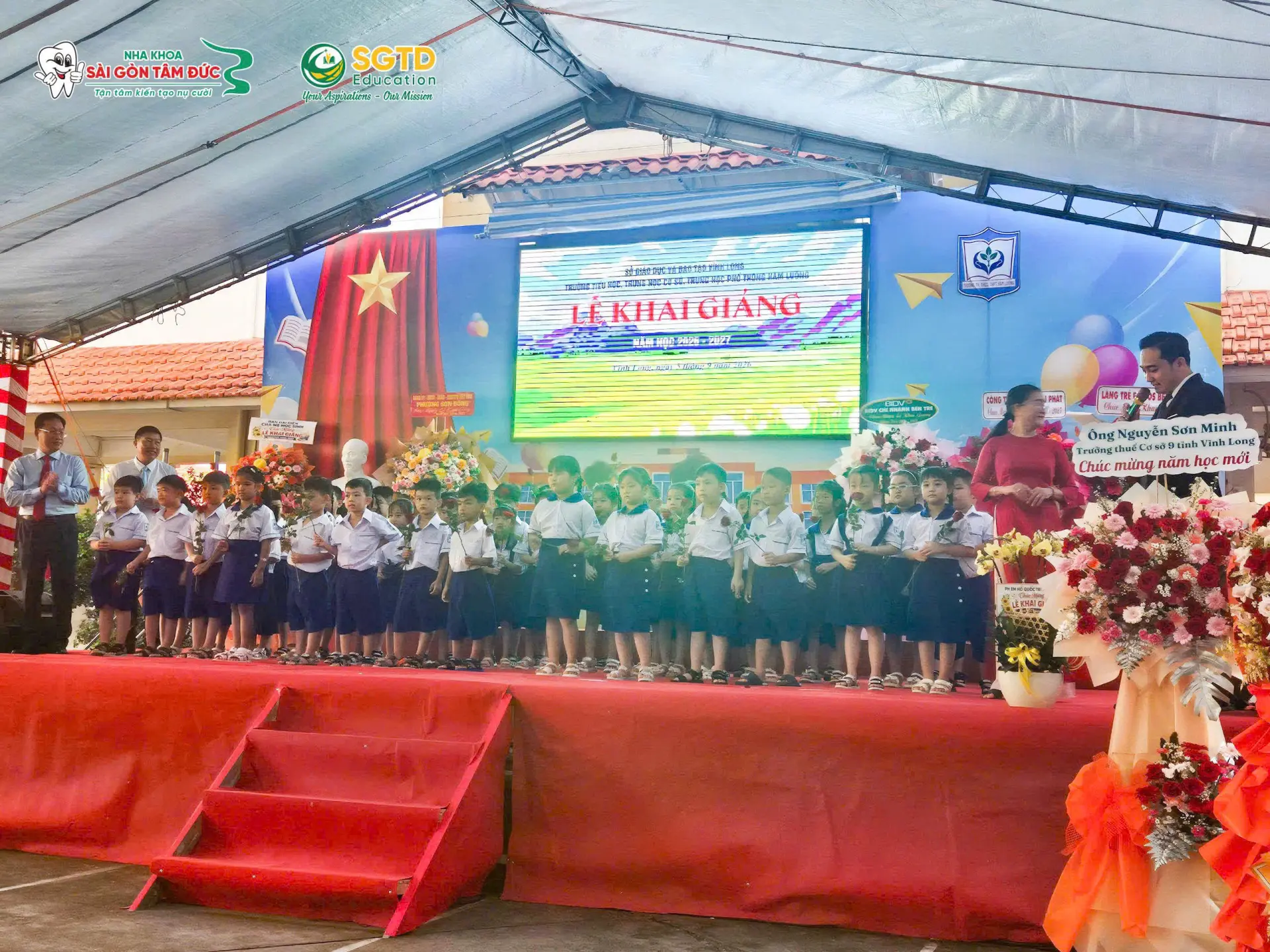 Ảnh lưu niệm trên sân khấu lễ khai giảng tại Trường TH - THCS - THPT Hàm Luông