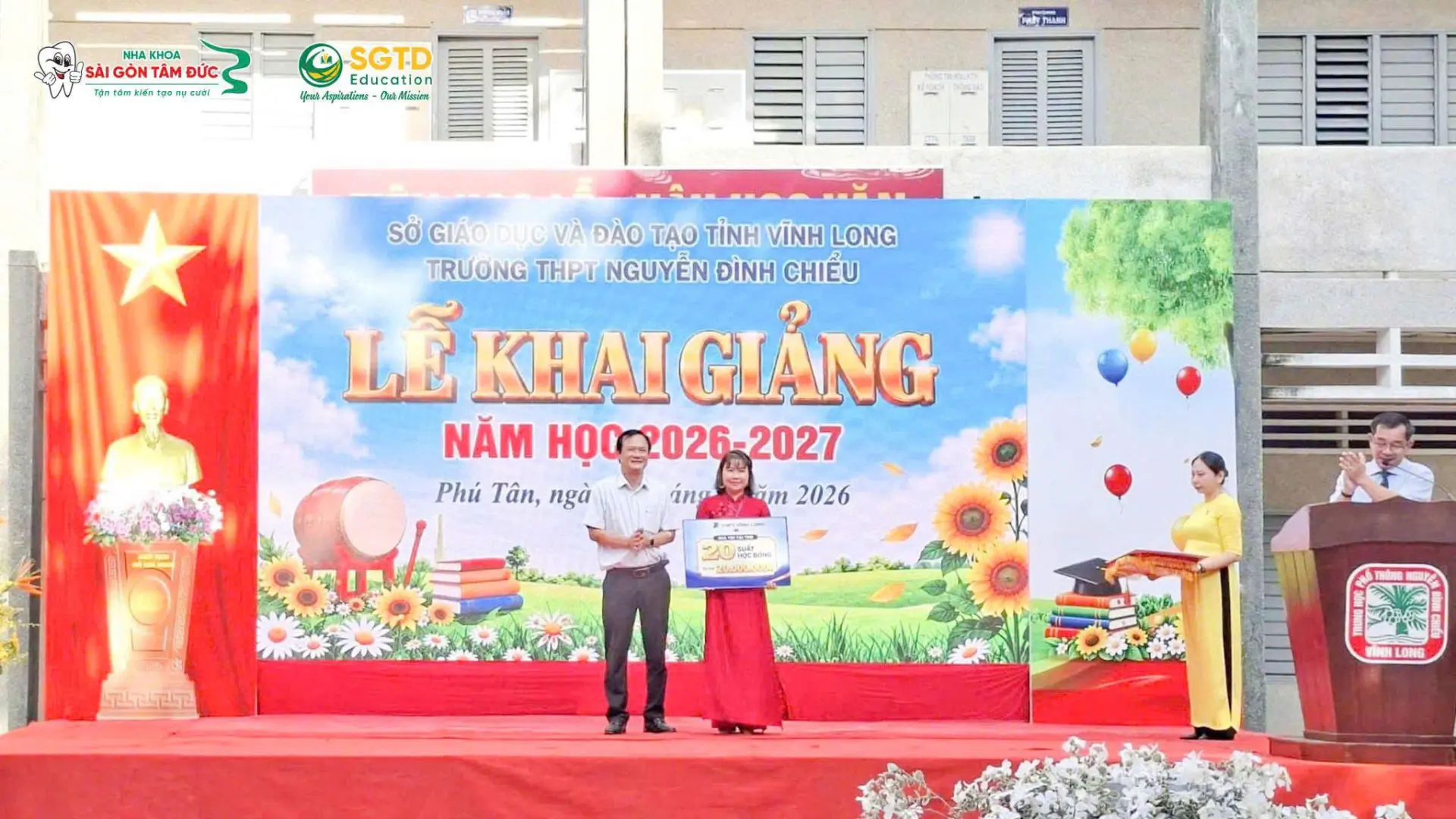 Sân khấu lễ khai giảng năm học 2026–2027 tại Trường THPT Nguyễn Đình Chiểu