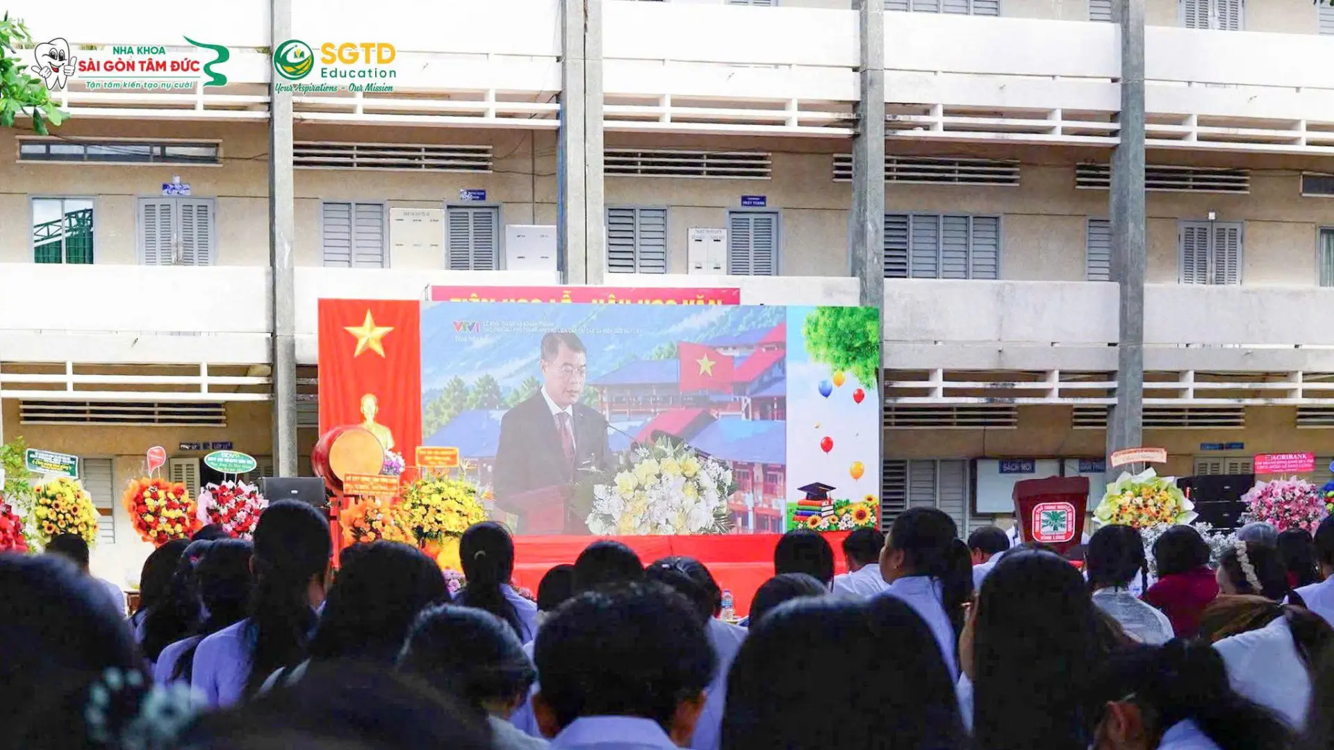 Theo dõi chương trình khai giảng tại Trường THPT Nguyễn Đình Chiểu