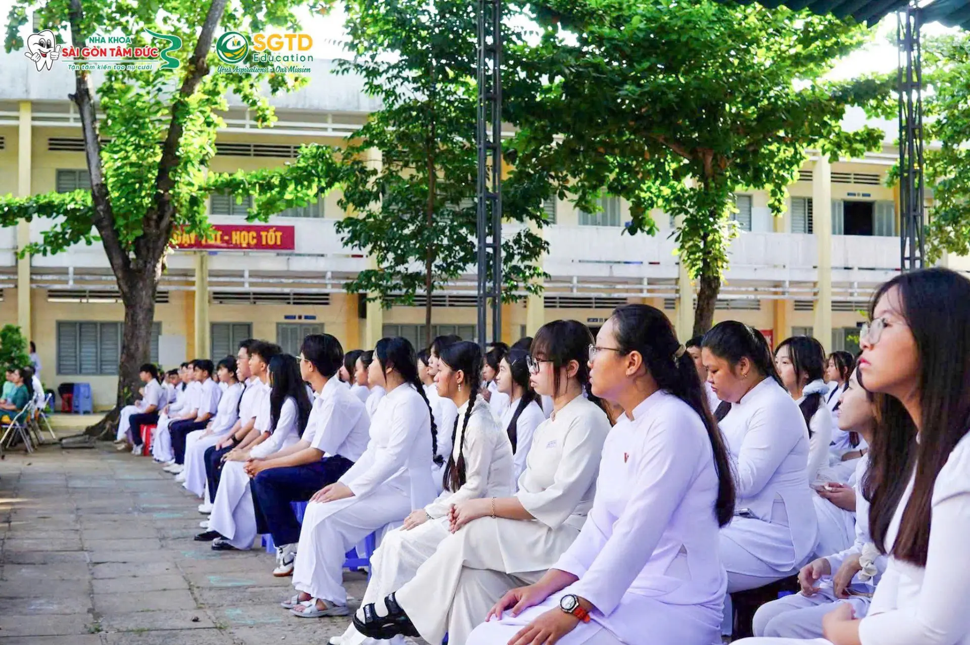 Học sinh Trường THPT Nguyễn Đình Chiểu trong ngày khai giảng