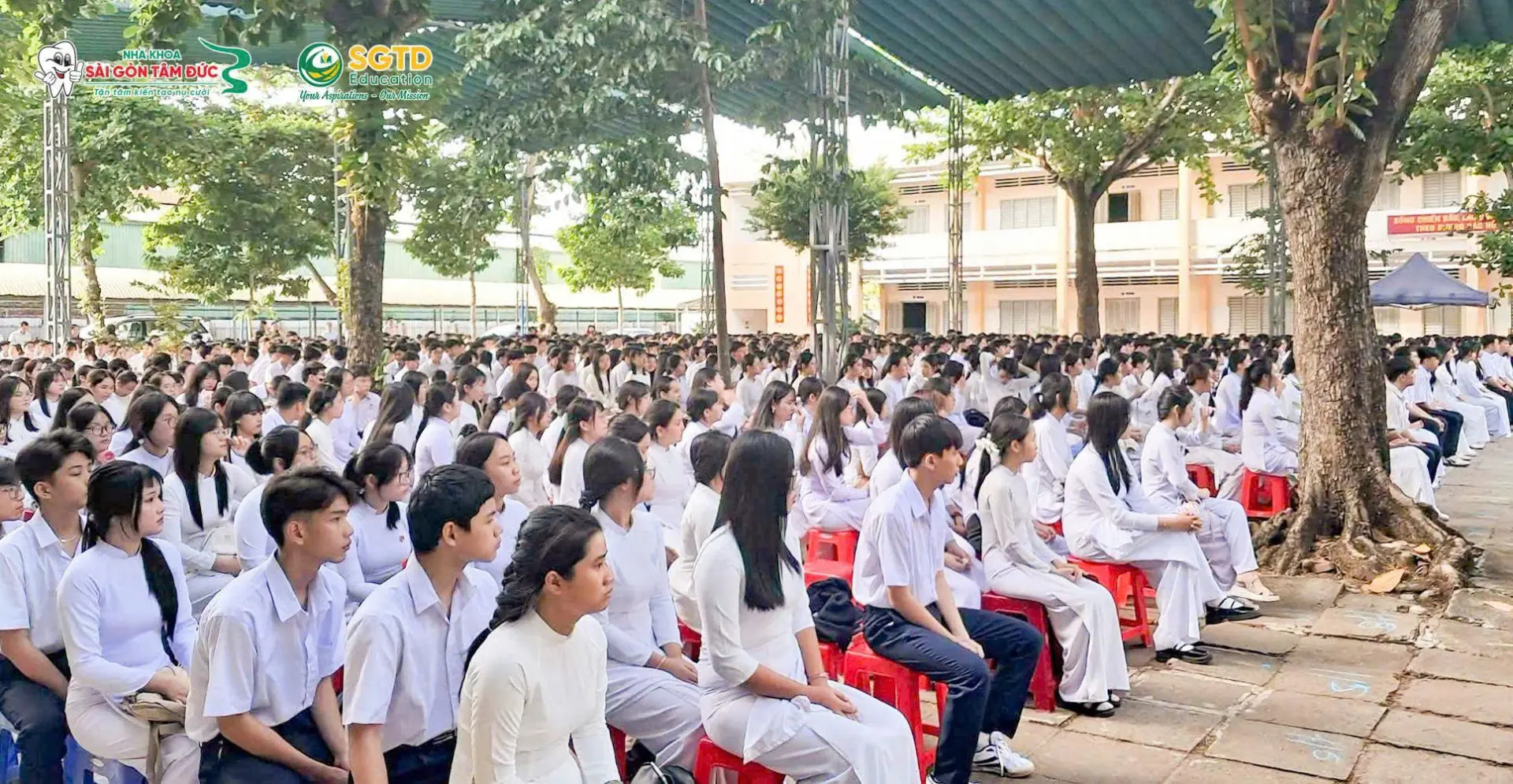 Không khí ngày khai giảng trên sân Trường THPT Nguyễn Đình Chiểu