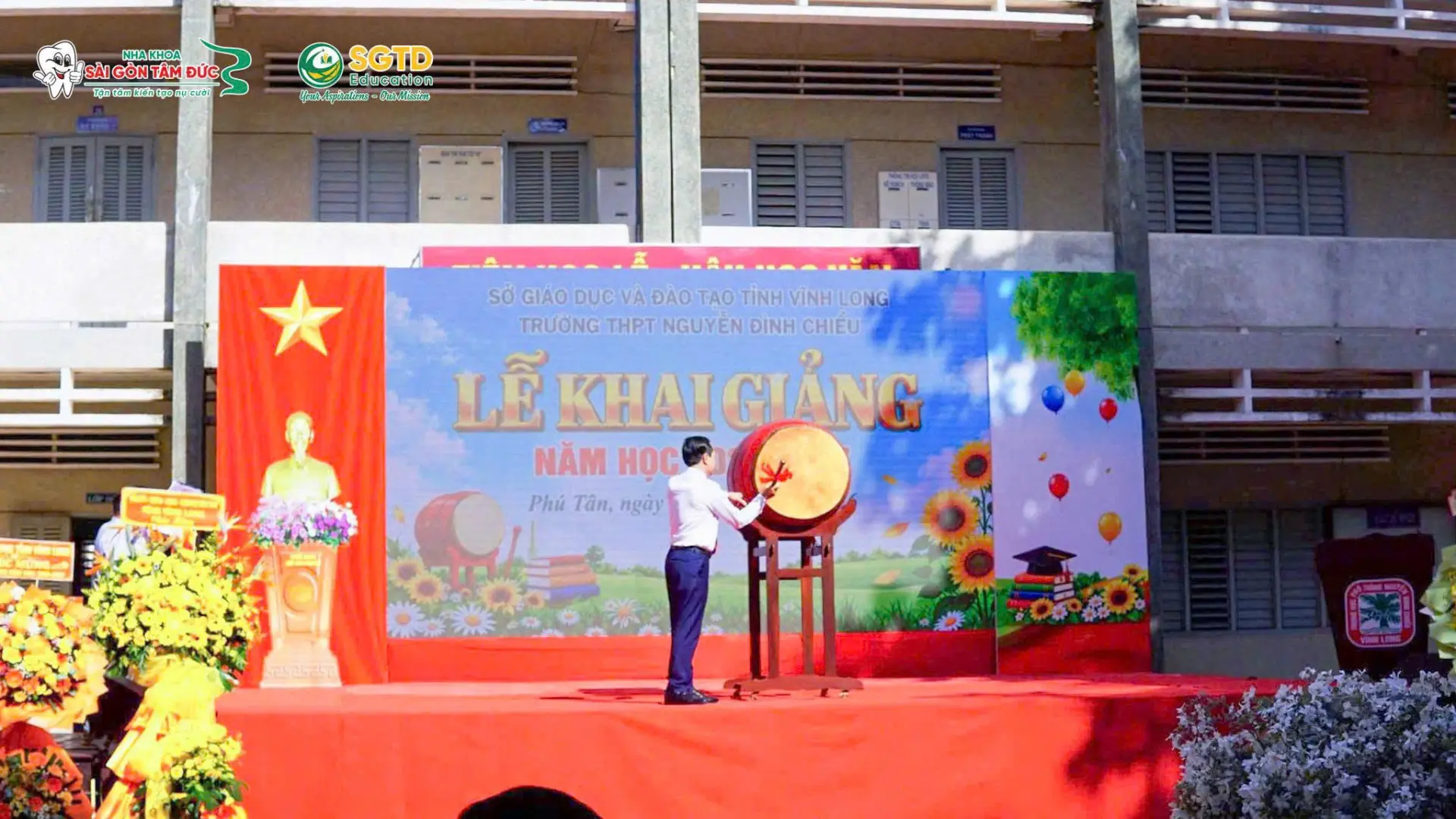 Đánh trống khai giảng năm học mới tại Trường THPT Nguyễn Đình Chiểu