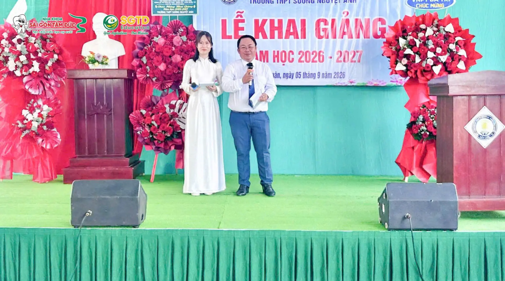Khoảnh khắc trên sân khấu lễ khai giảng tại Trường THPT Sương Nguyệt Anh
