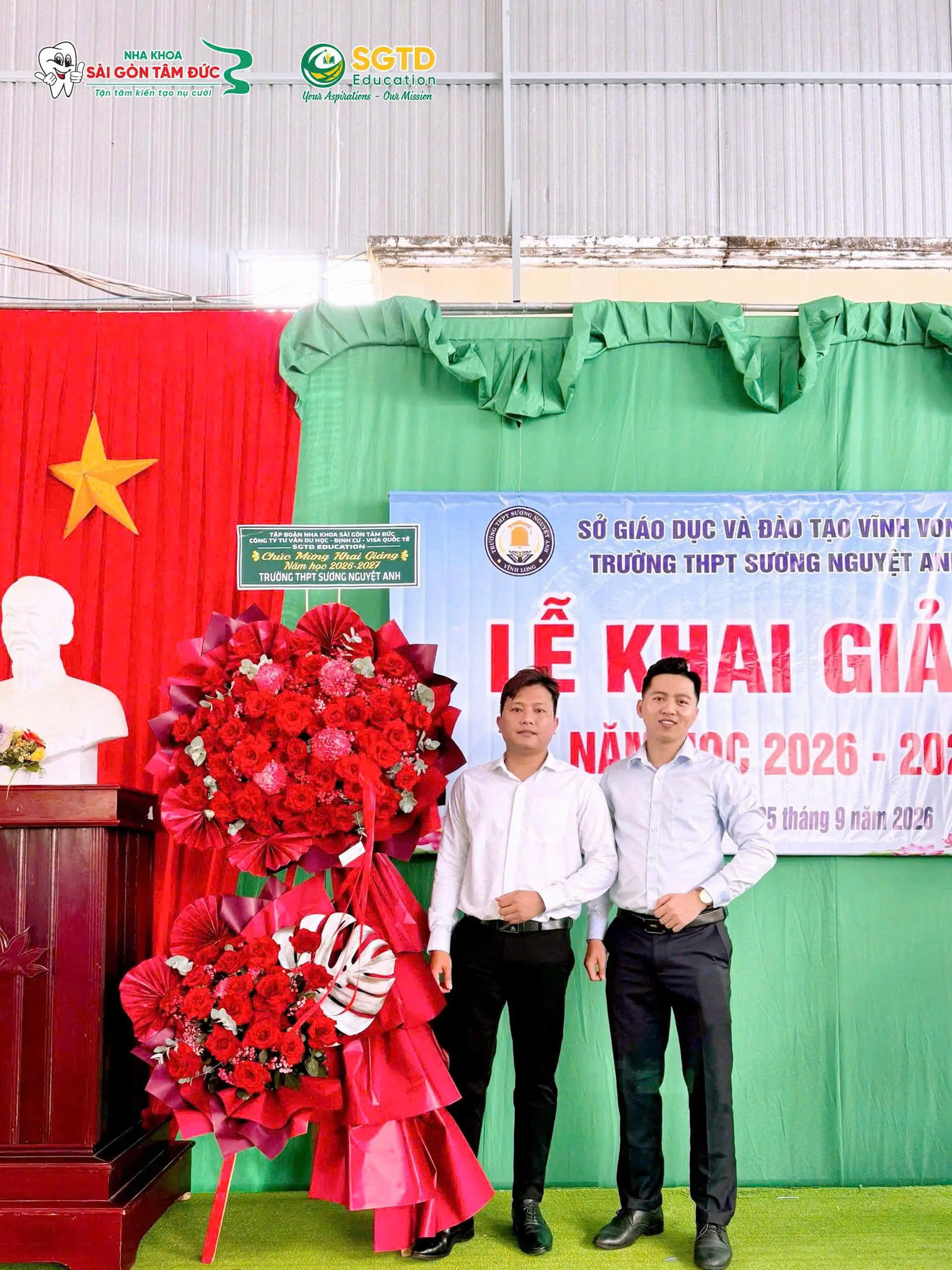 Chụp ảnh lưu niệm bên lẵng hoa chúc mừng tại Trường THPT Sương Nguyệt Anh