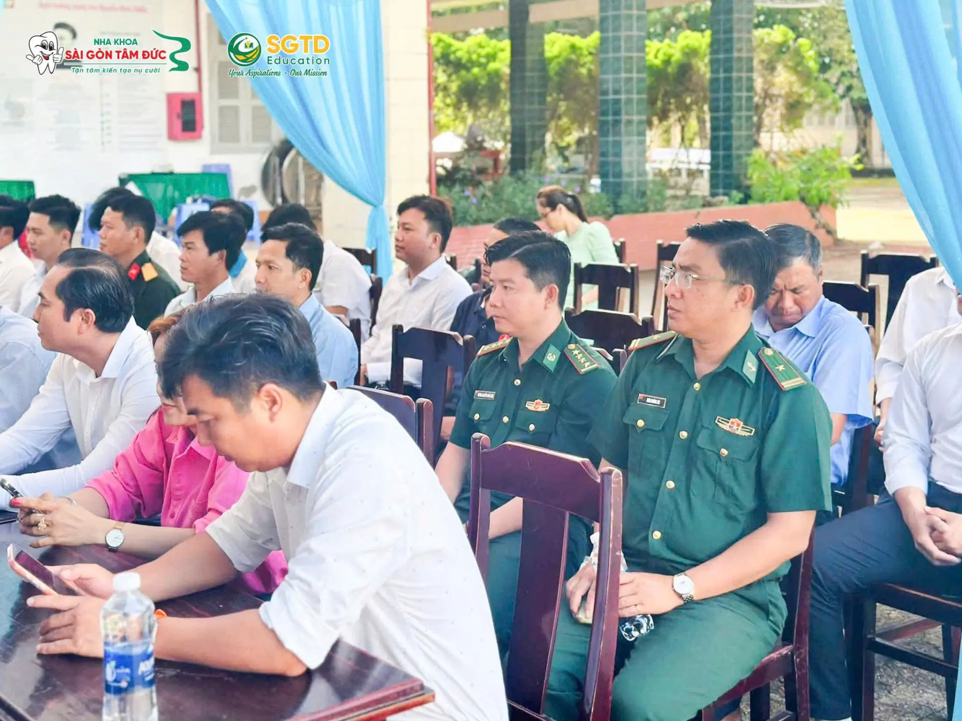 Đại biểu tham dự lễ khai giảng tại Trường THPT Sương Nguyệt Anh