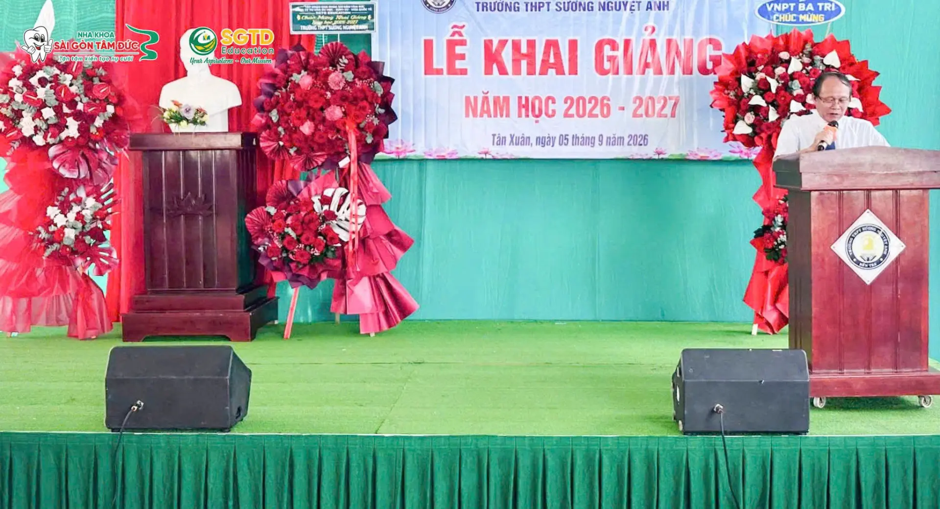 Sân khấu lễ khai giảng năm học mới tại Trường THPT Sương Nguyệt Anh