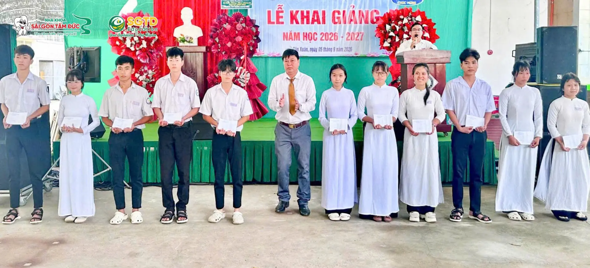 Ảnh lưu niệm của học sinh và đại biểu tại Trường THPT Sương Nguyệt Anh
