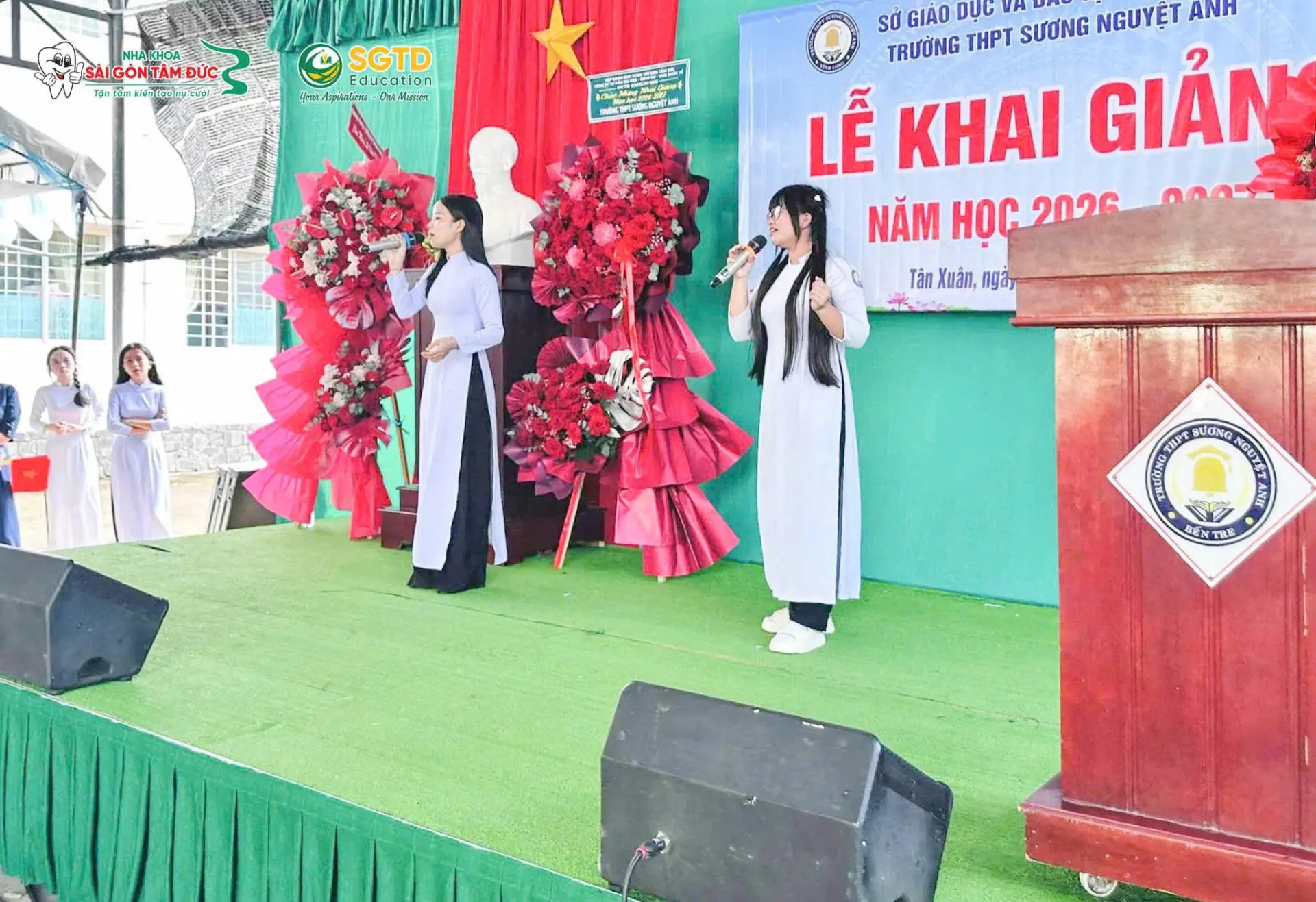 Tiết mục văn nghệ chào mừng khai giảng tại Trường THPT Sương Nguyệt Anh
