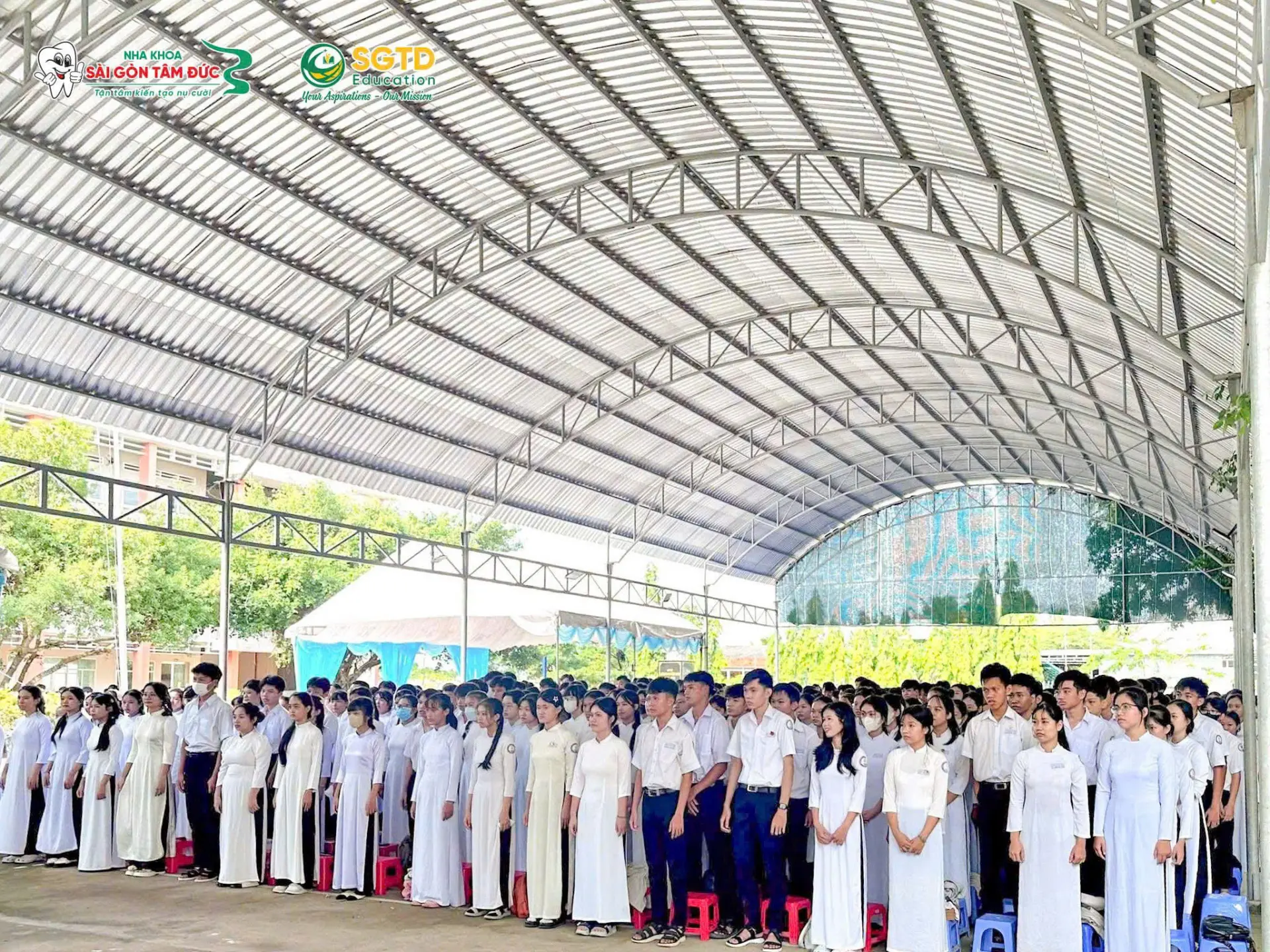 Học sinh Trường THPT Sương Nguyệt Anh tập trung trong lễ khai giảng