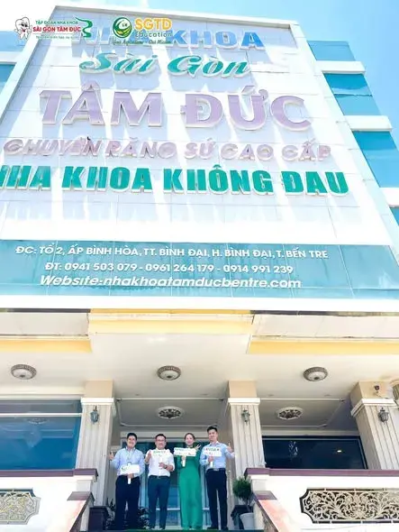 Đội ngũ tư vấn viên SGTD Education tại điểm tiếp nhận Bình Đại