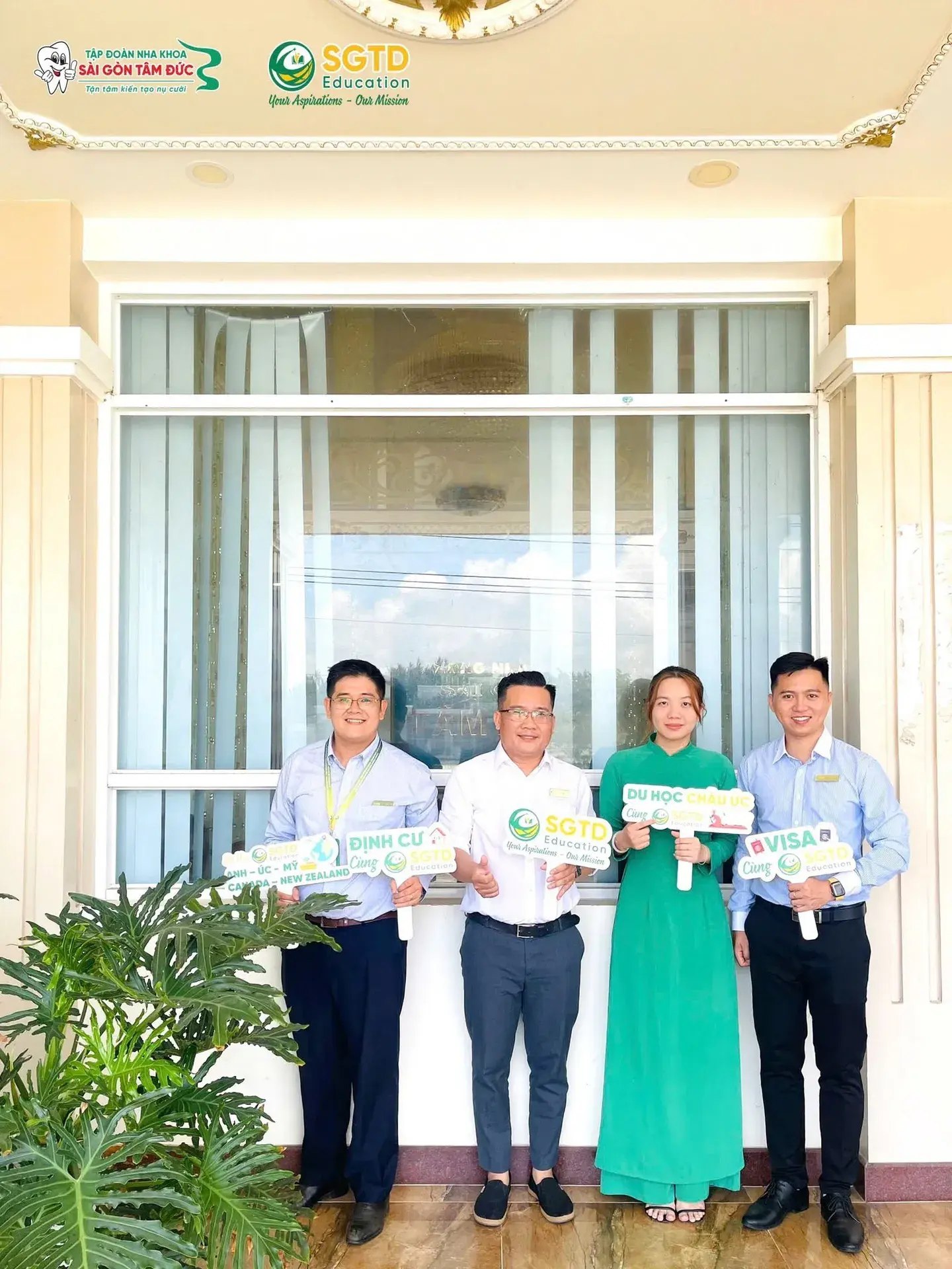 Phụ huynh và học sinh trao đổi cùng tư vấn viên tại Bình Đại