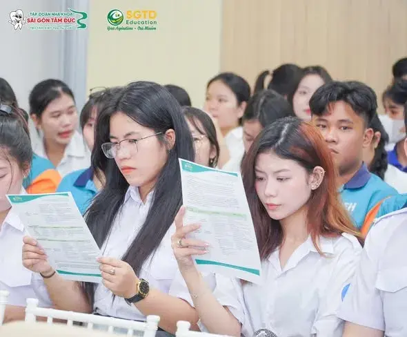 Sinh viên tham quan môi trường làm việc