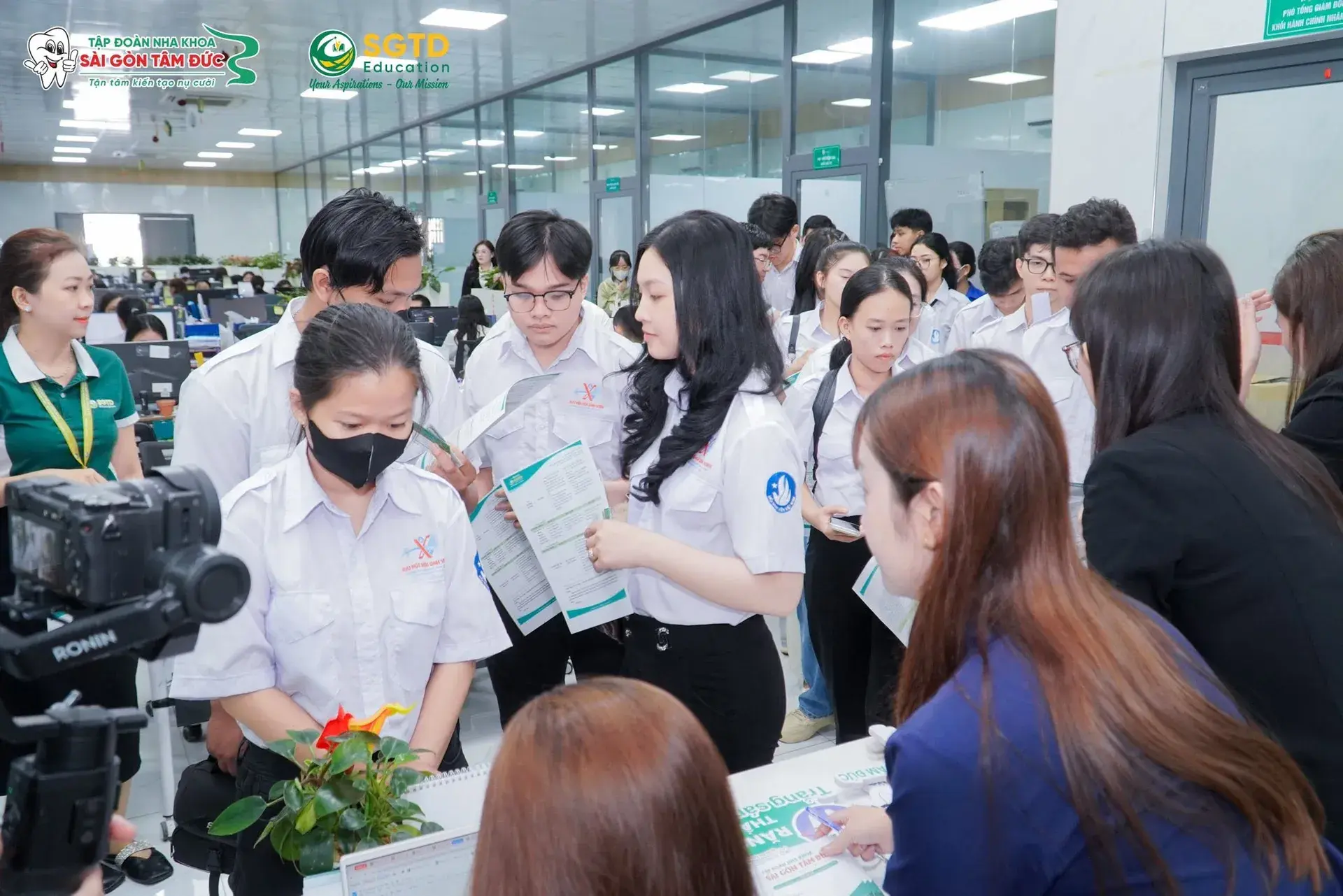 Sinh viên đặt câu hỏi cho đại diện doanh nghiệp