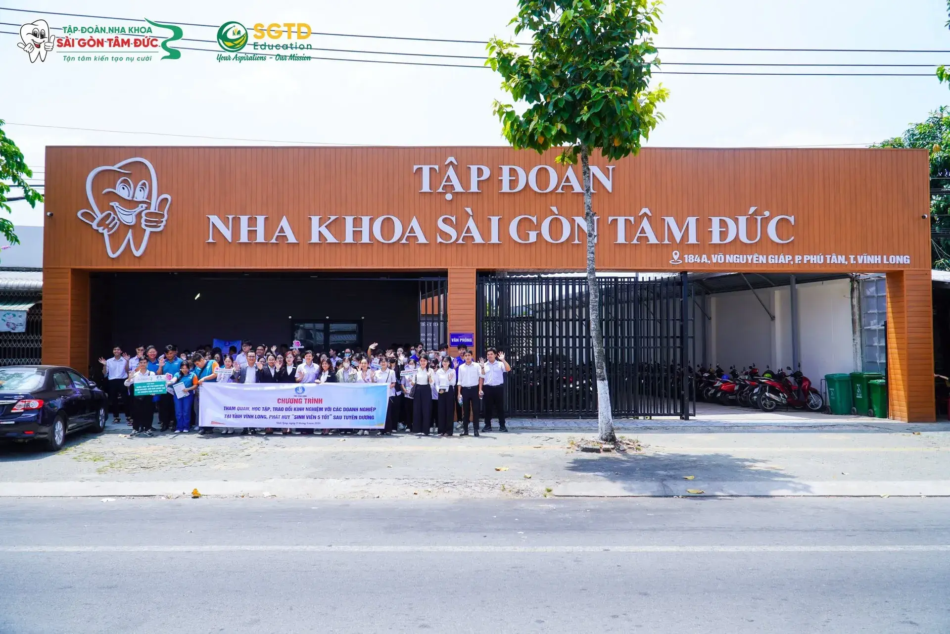 Đoàn tham quan các khu vực chuyên môn