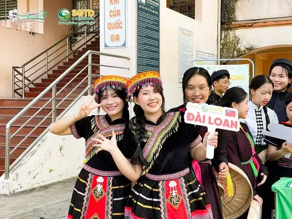Học sinh tập trung dự chương trình