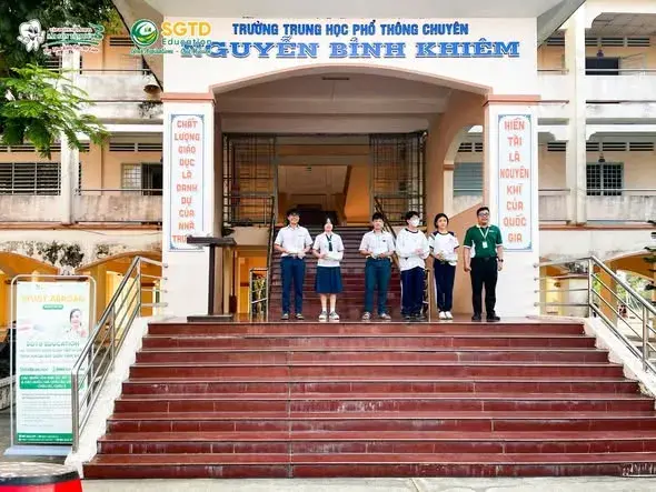 Học sinh theo dõi phần chia sẻ định hướng du học