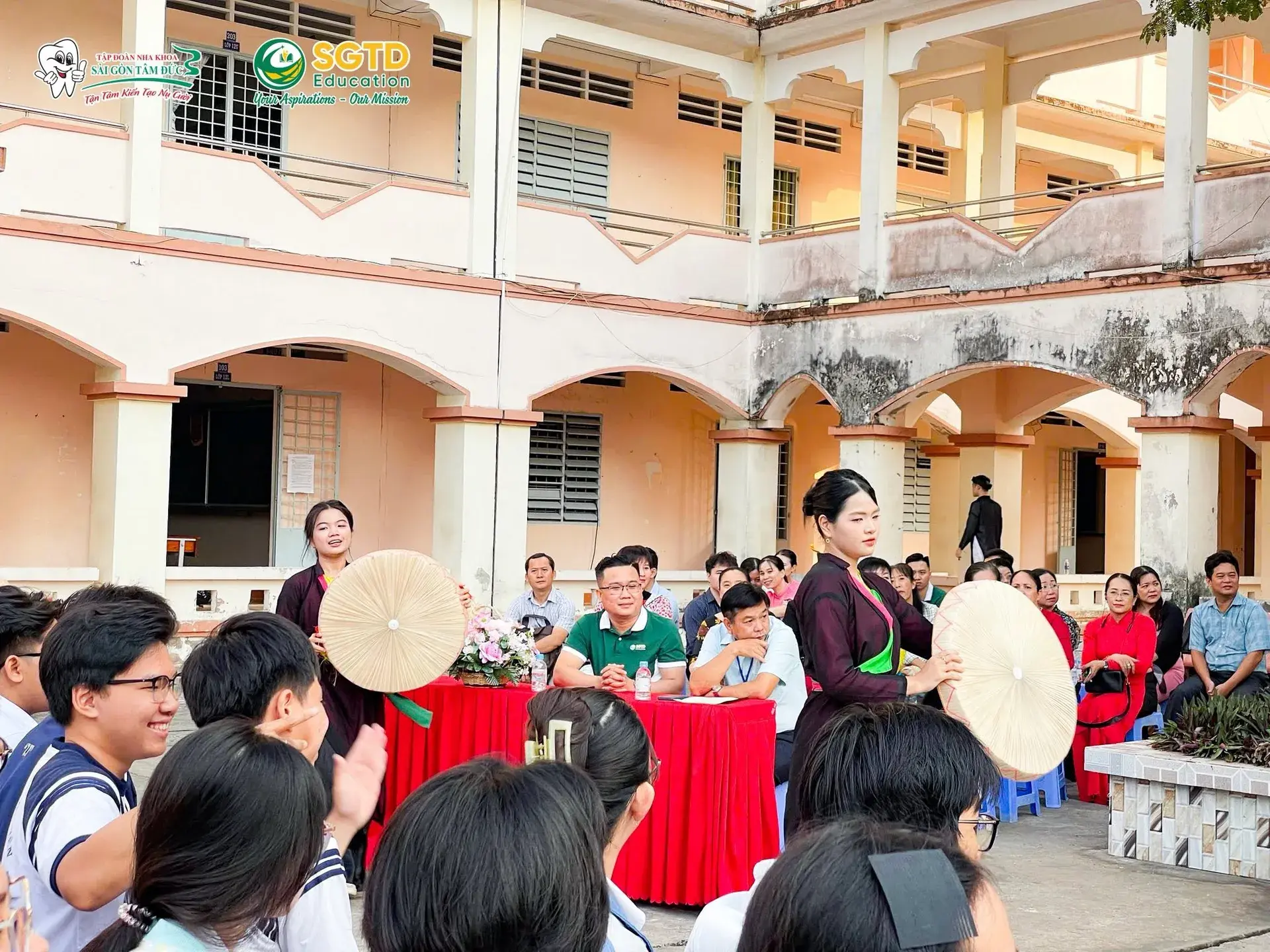 Học sinh đặt câu hỏi trực tiếp