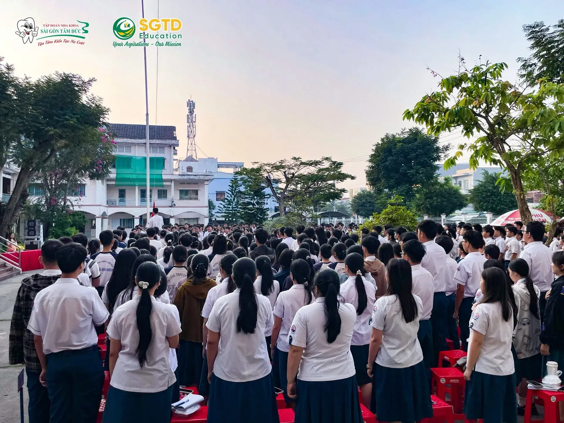 Học sinh nhận tài liệu giới thiệu chương trình