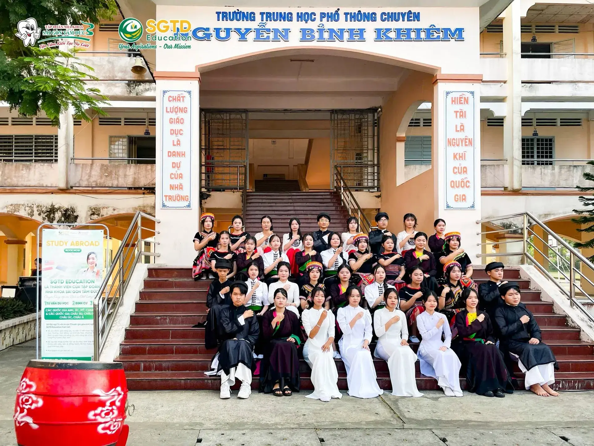 Thầy cô nhà trường cùng theo dõi buổi sinh hoạt
