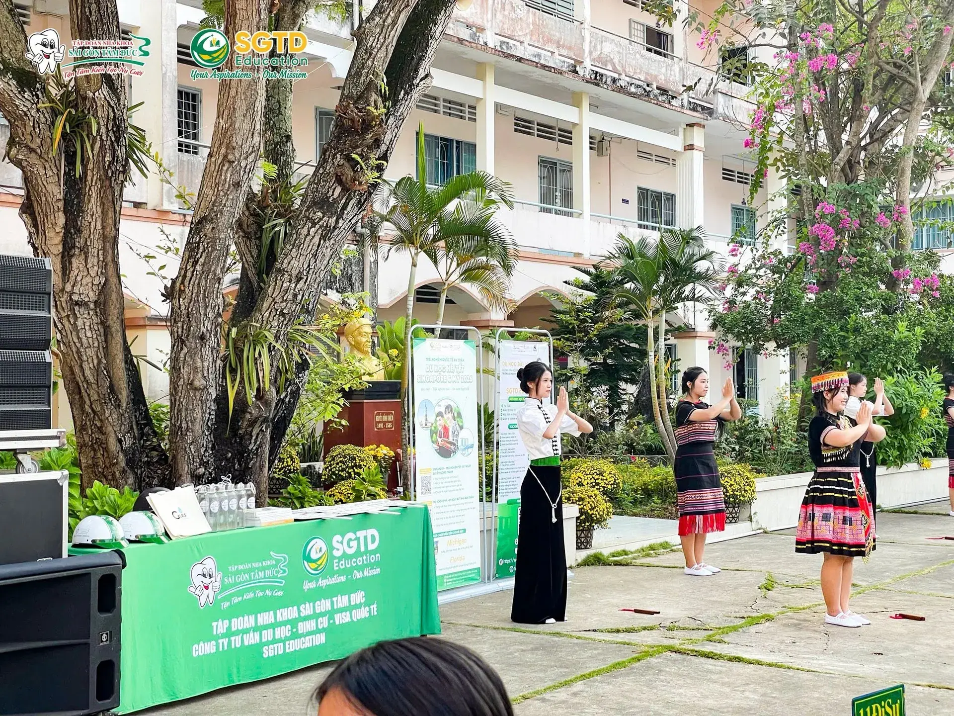 Không khí sôi nổi trong sân trường