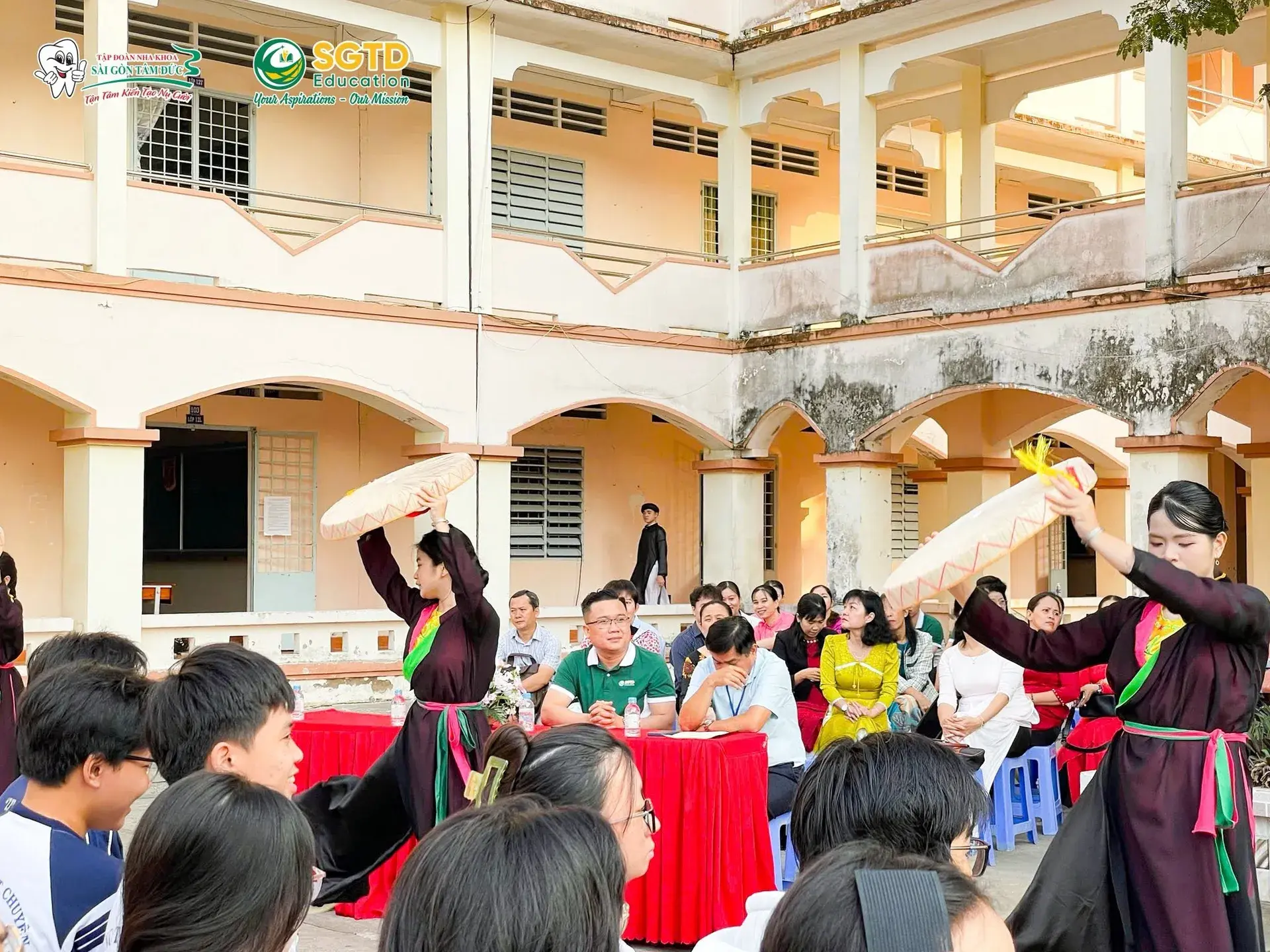 Học sinh tập trung dự chương trình
