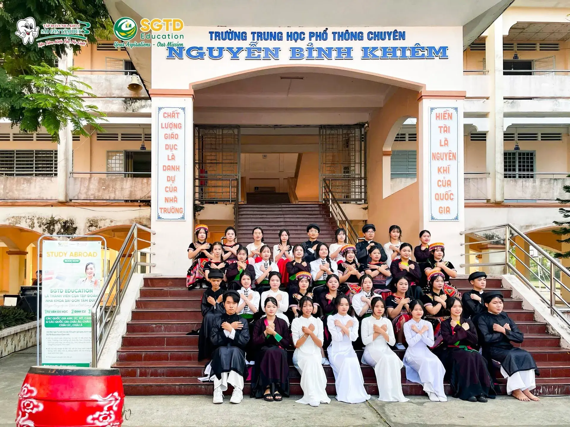 Học sinh nhận tài liệu giới thiệu chương trình