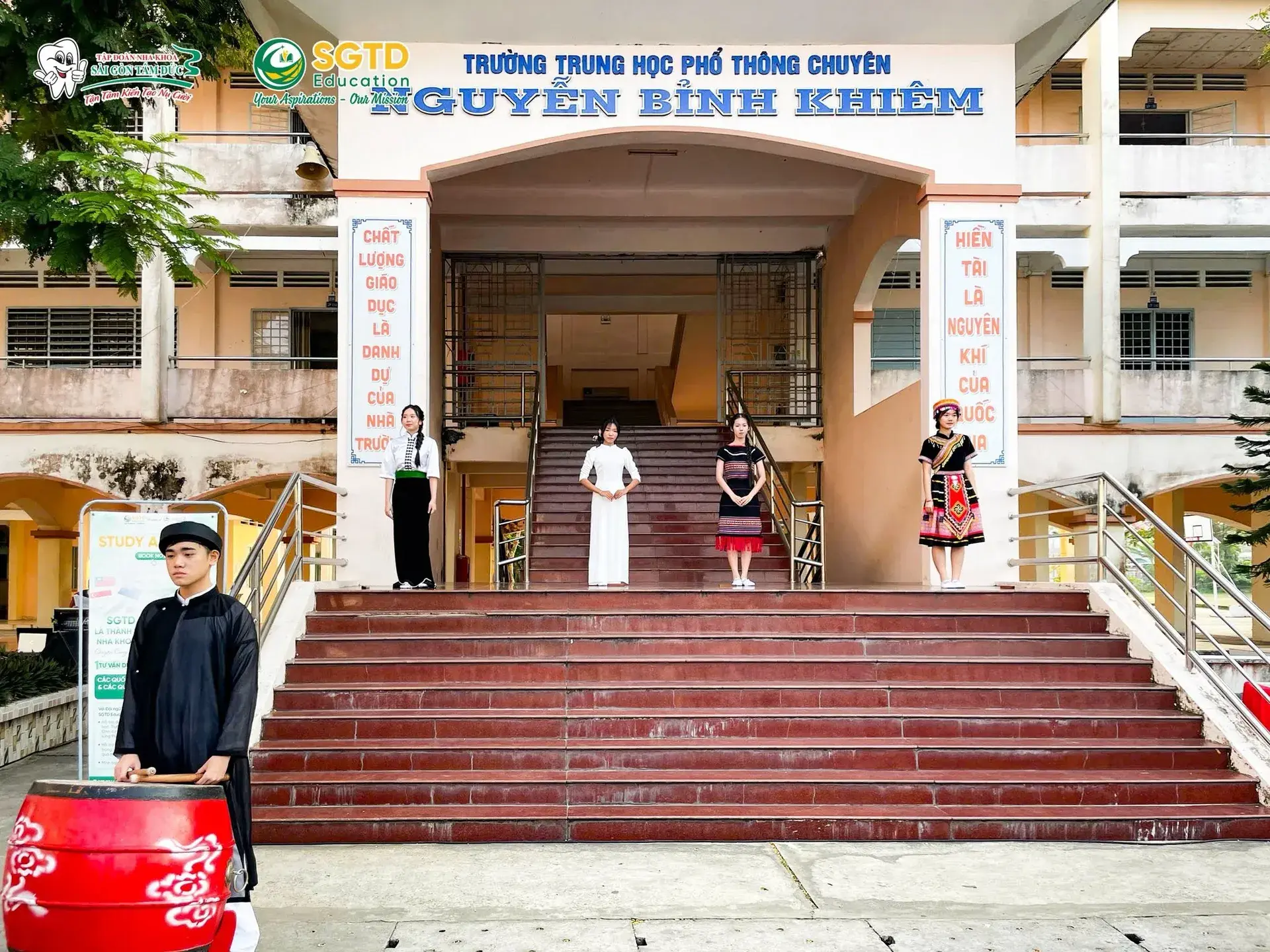 Thầy cô nhà trường cùng theo dõi buổi sinh hoạt
