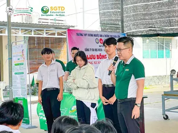 Học sinh tập trung dự chương trình