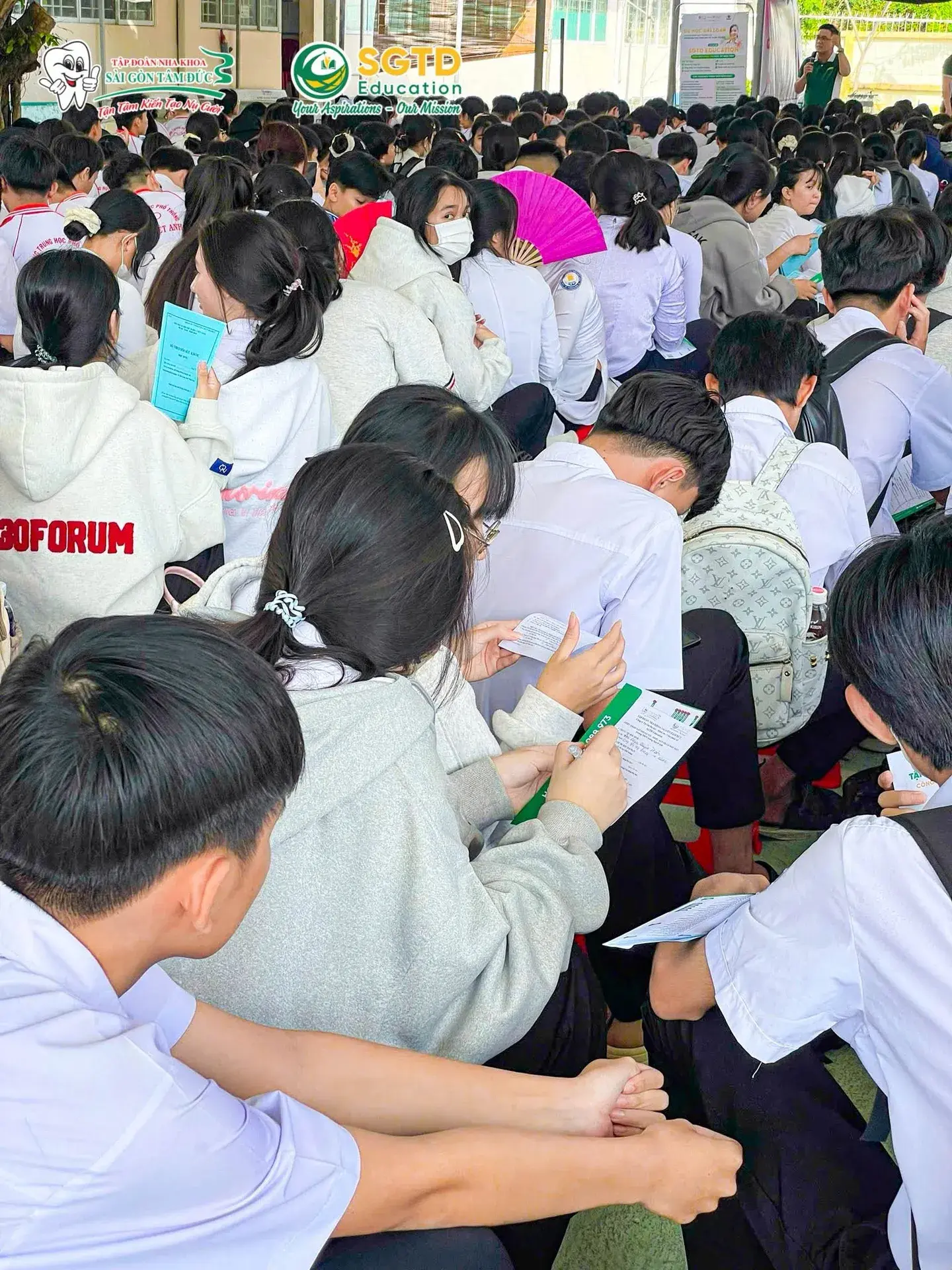 Học sinh nhận tài liệu giới thiệu chương trình