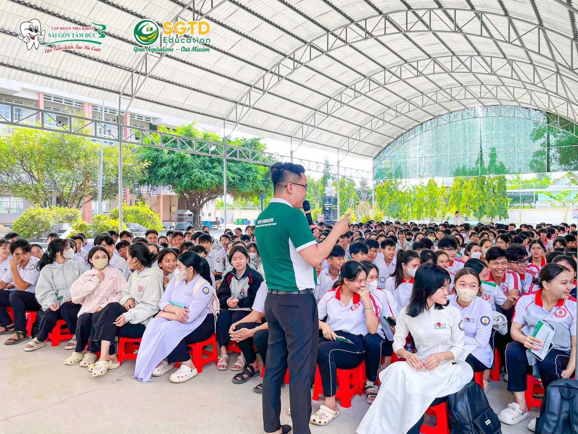 Thầy cô nhà trường cùng theo dõi buổi sinh hoạt