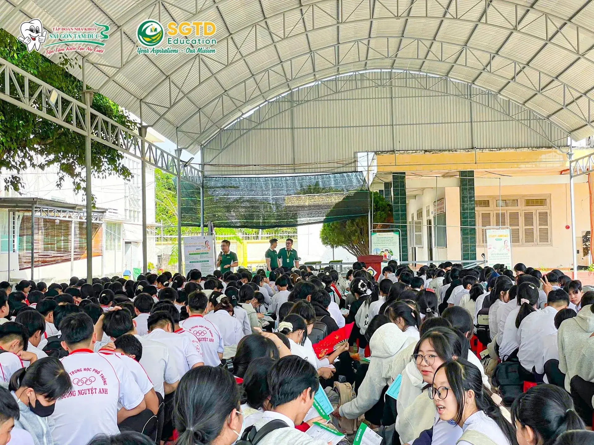 Không khí sôi nổi trong sân trường