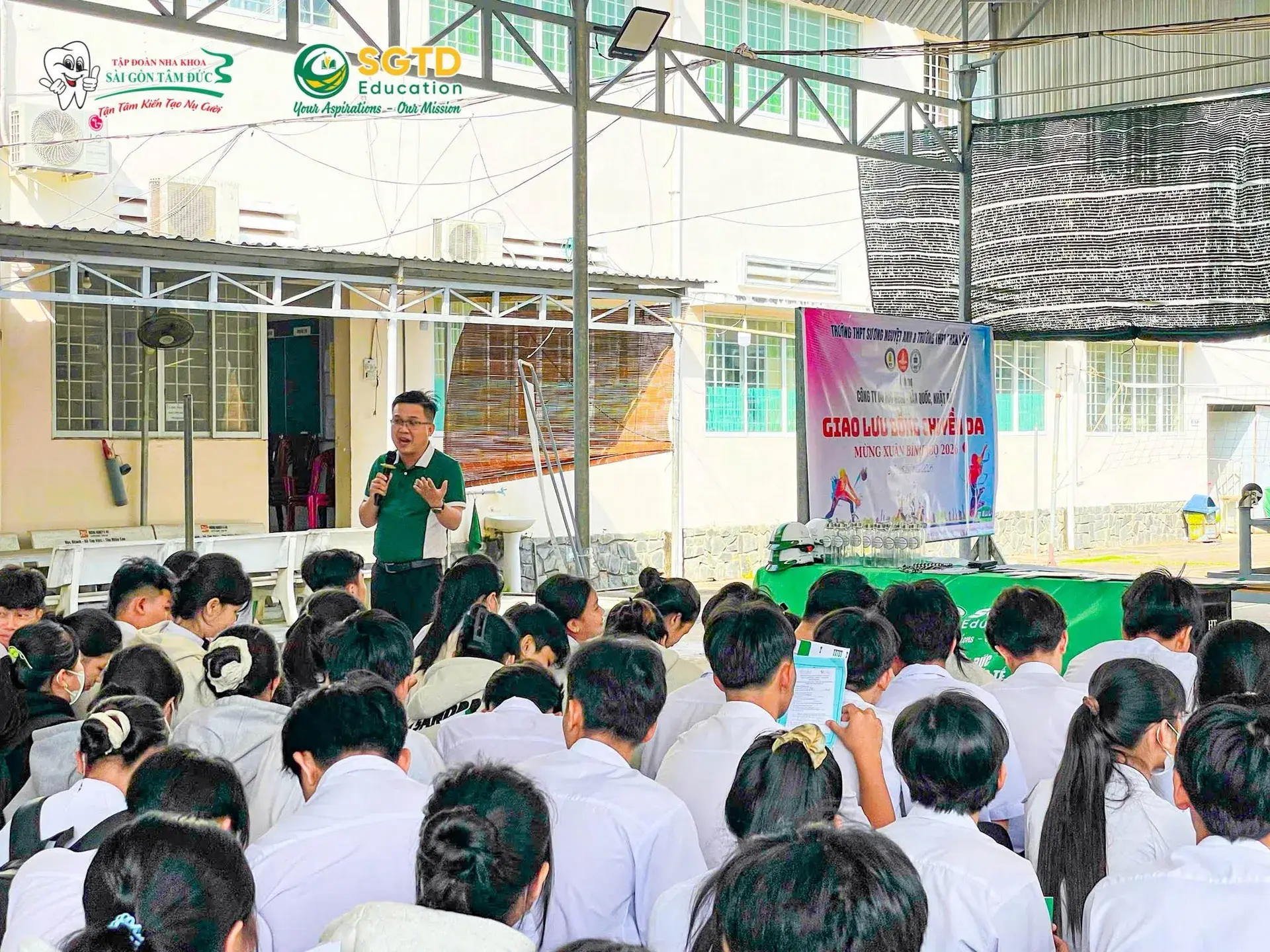Buổi sinh hoạt dưới cờ đầu tuần tại sân trường