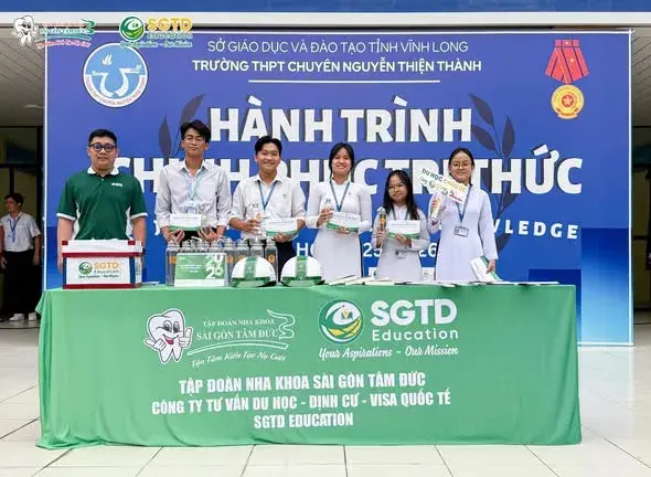 Học sinh tập trung dự chương trình