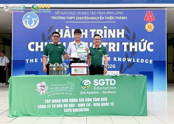 Học sinh chăm chú theo dõi nội dung
